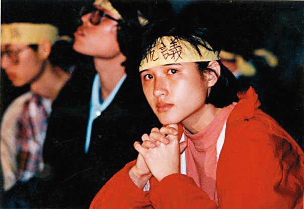 1991年，鄭麗君於台大發起絕食，抗議萬年老國代修憲。（鄭麗君提供）