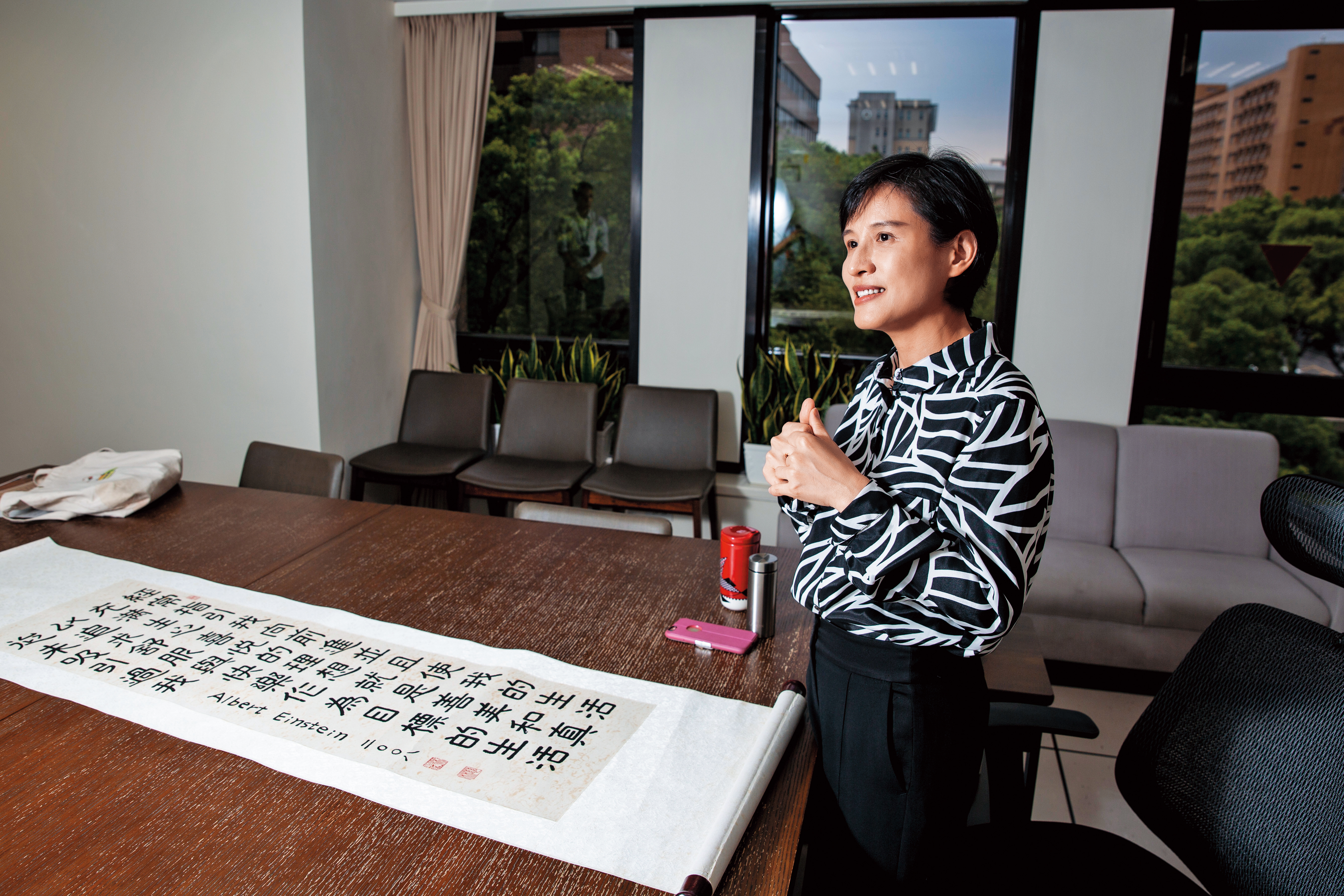 鄭麗君學生時期就結識林義雄,林義雄以書法寫下愛因斯坦(Albert Einstein)的名言致贈。