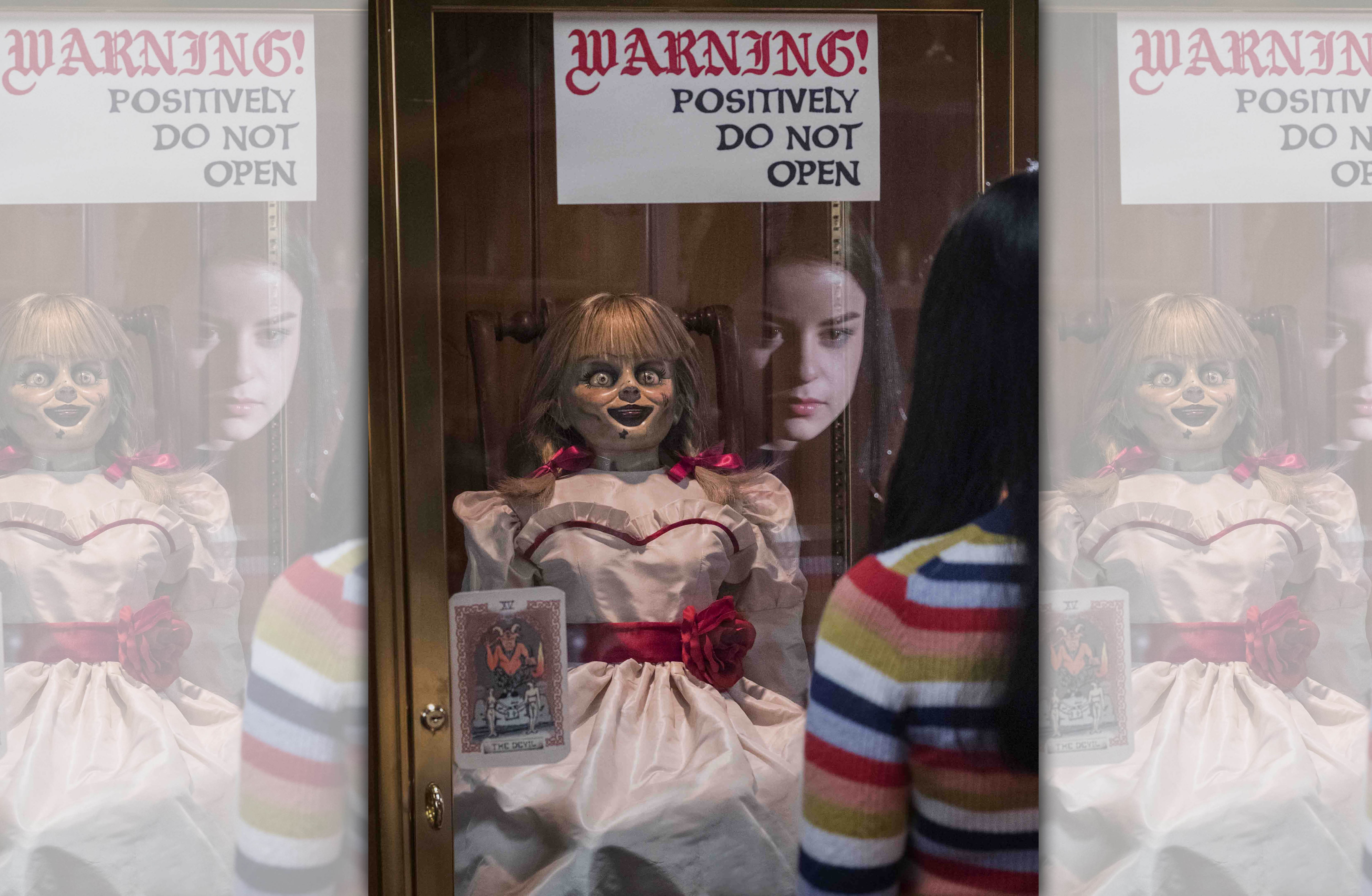 安娜貝爾喚醒靈異博物館中所有惡靈，而它們全將目標放在華倫夫婦的10歲幼女茱蒂。（華納兄弟）