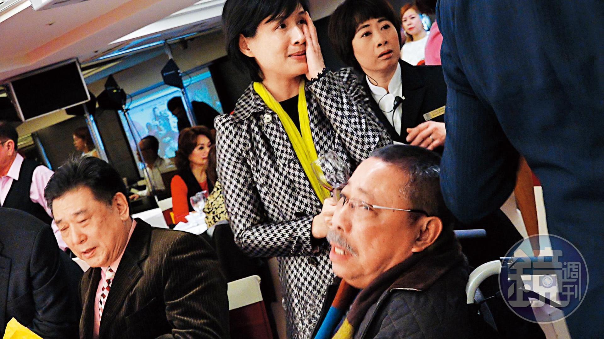 鄭麗君（左）出席華視舉辦的「關懷演藝人員春節餐會」時，老藝人鄭惠中不滿她支持去蔣化，打了她一巴掌。