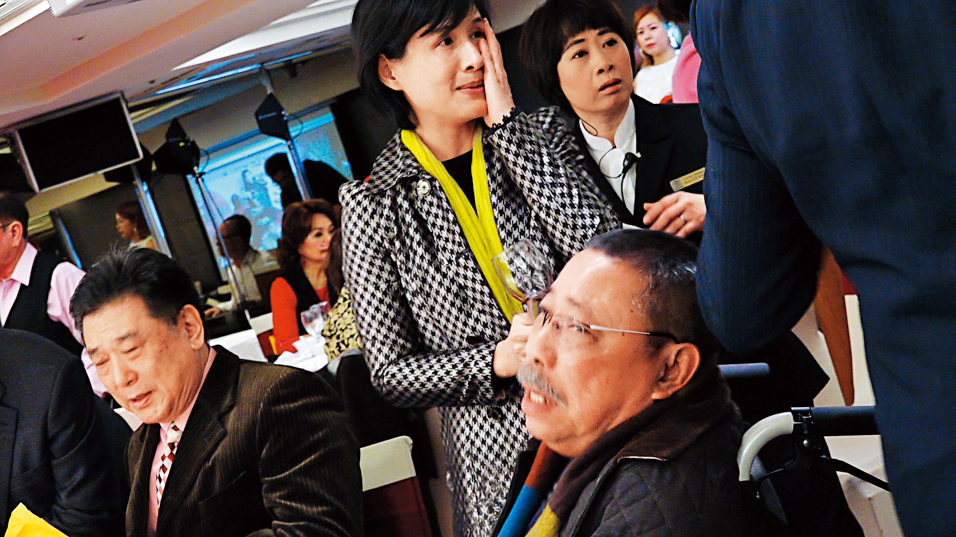 鄭麗君(左)出席華視舉辦的「關懷演藝人員春節餐會」時,老藝人鄭惠中不滿她支持去蔣化,打了她一巴掌。