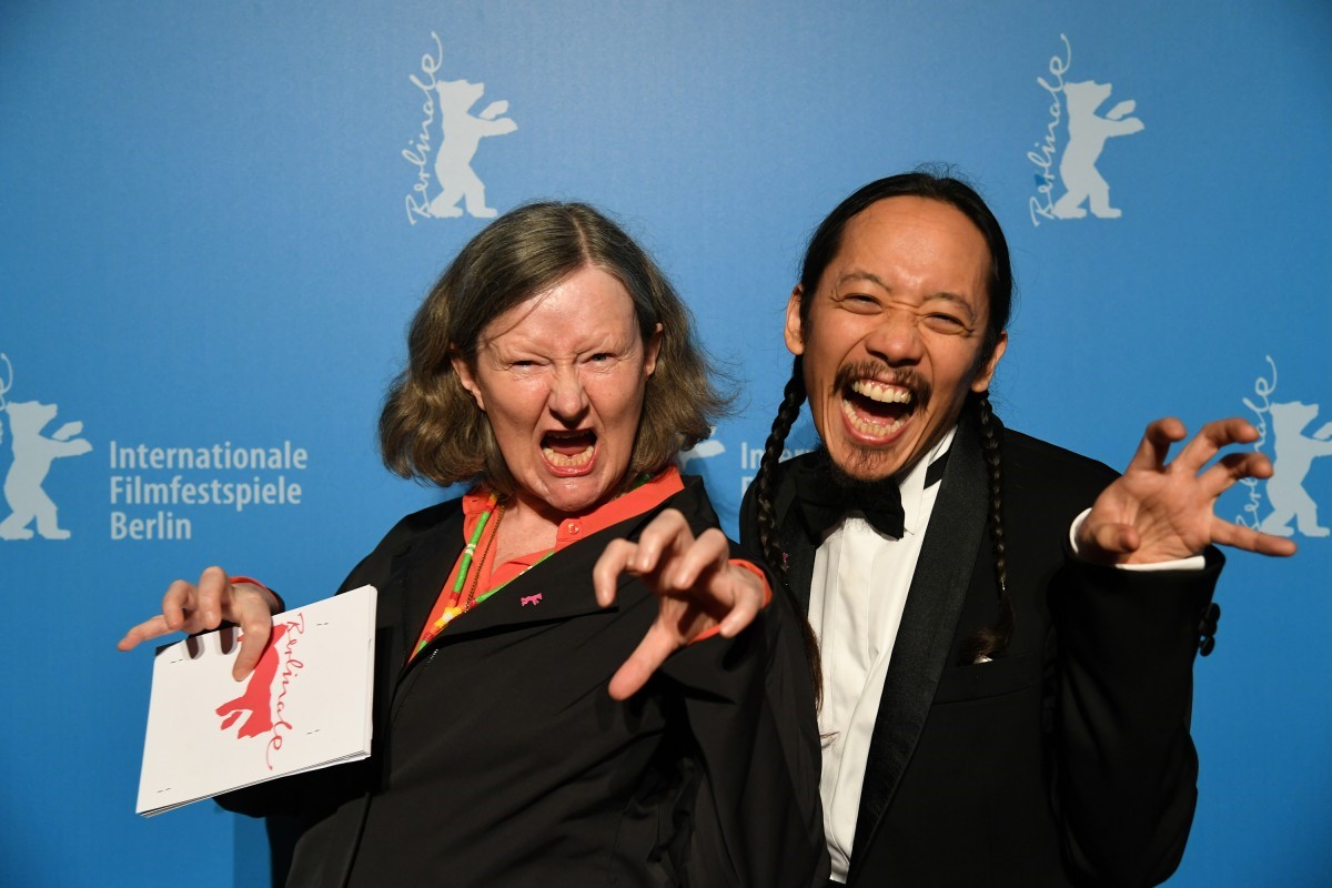 長久允（右）宣傳《爸》片時常對著鏡頭故做嚇人表情，圖為他和柏林影展「新世代青少年」節目負責人Maryanne Redpath合影。（翻攝自berlinale.de ）