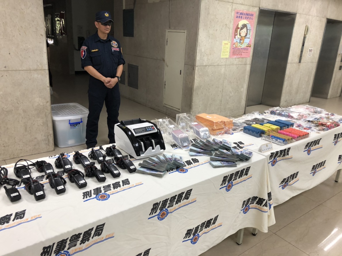 警政署規劃的全國同步查緝賭博專案行動，共掃蕩537個處所，查獲252件賭博案，逮補了574人。（翻攝畫面）