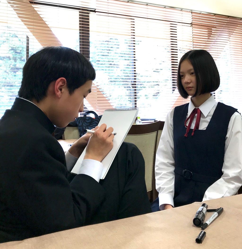 奧村門土(左)趁《爸媽死了,我卻不想哭》拍攝空檔,替搭檔演出的中島Sena畫肖像畫。(翻攝自livedoor.blogimg.jp)