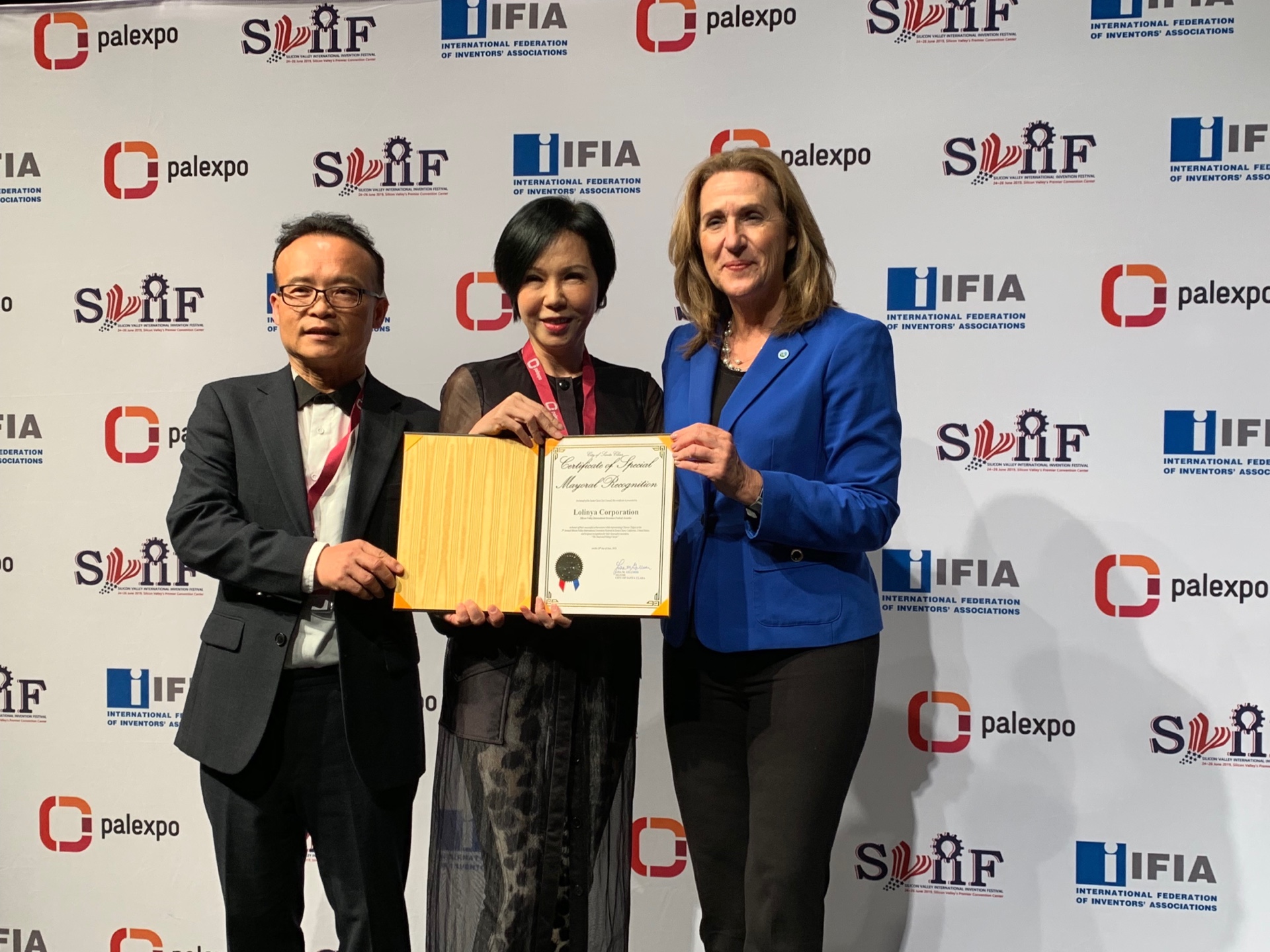 蘿琳亞塑身衣創辦人鄧民華（左）與莊碧玉（中）拿下2019美國矽谷國際發明展大會首獎。（蘿琳亞塑身衣提供）