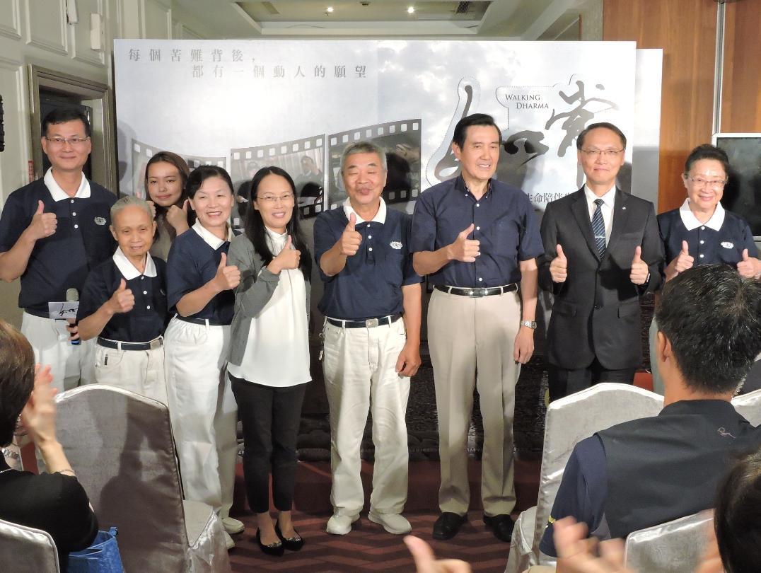 紀錄片《如常》首映會上，導演與片中真實志工人物們進行座談，向大家分享真摯動人的生命故事。（慈濟基金會提供）