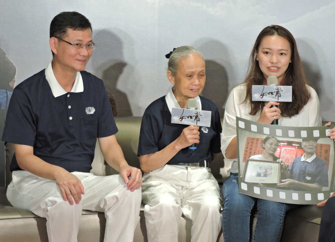 蔡進添（右1）手中拿著片中她去余輝雄家中報喜通過台大甄試第一階段的畫面，藉此緬懷無盡的思念。（慈濟基金會提供）