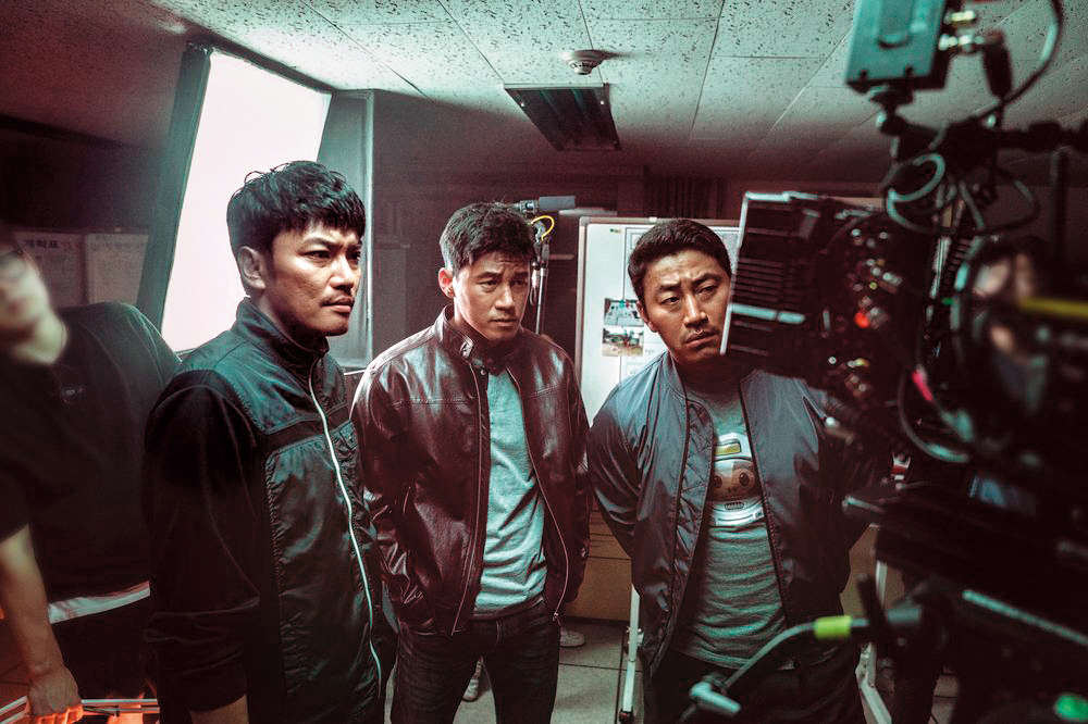 金武烈（中）在《極惡對決》詮釋遊走於善惡邊緣的偏執刑警，為逮捕犯人不擇手段。（翻攝自Naver）