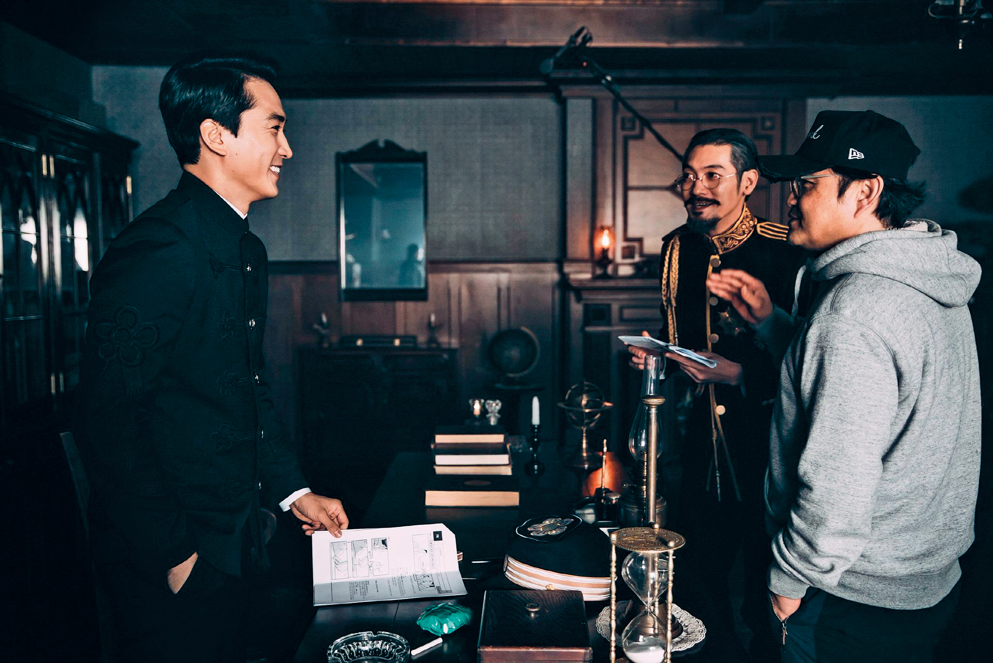 李元太（右）自編自導的第一部電影《獄火重生：金昌洙》改編自 「韓國國父」金九的故事，宋承憲（左）在片中飾演貪婪暴力的監獄典獄長，出道以來首次挑戰反派角色。（翻攝自Naver）