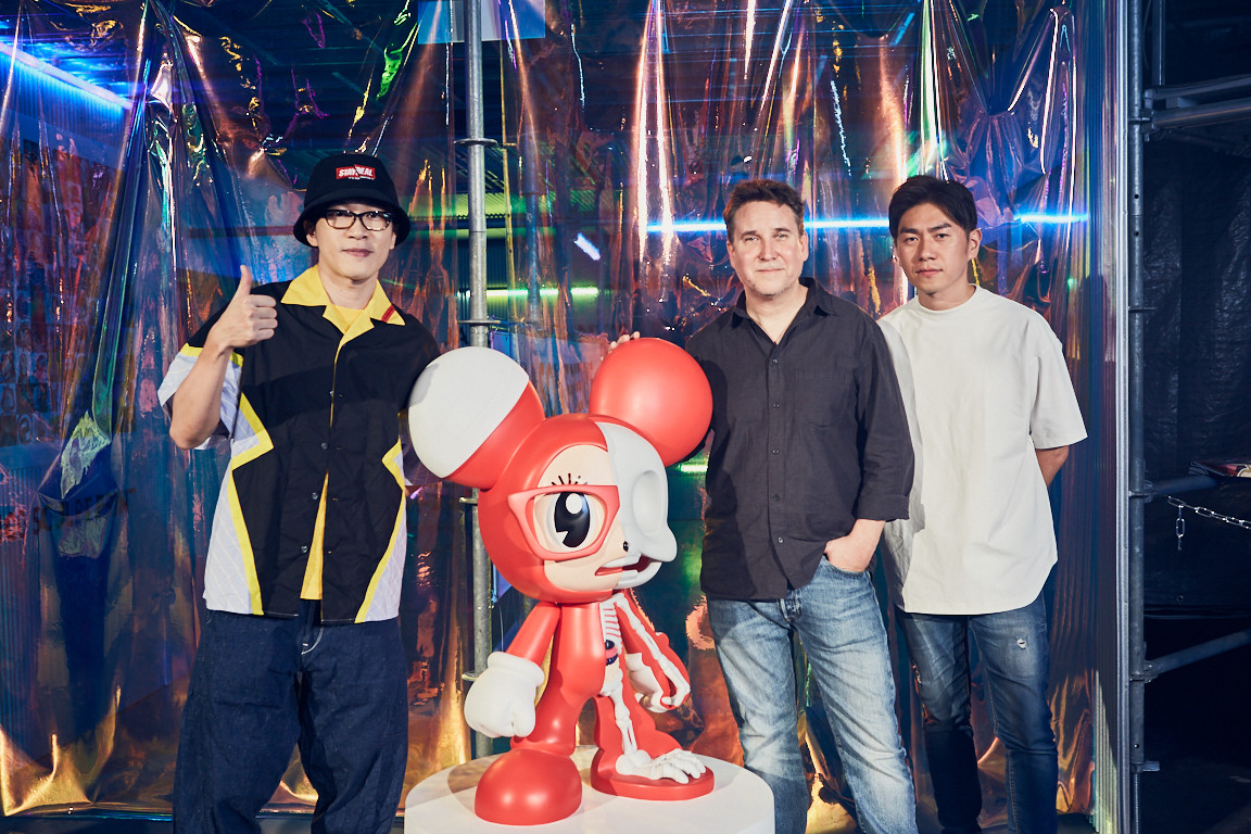 玩具解剖展開展記者會，策展人Ocean與JASON FREENY和不二良合照，「半剖鼠⼩小」限定版只有在這裡看得到。（INCEPTION啟藝提供）