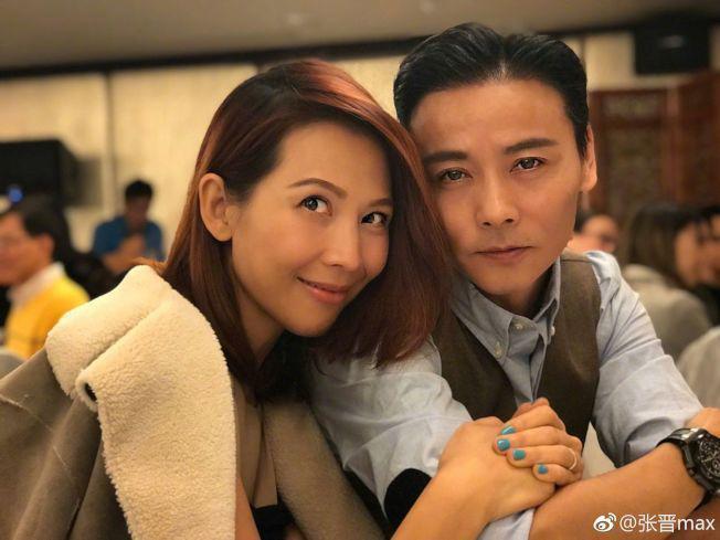 張晉(右)拿下香港金像獎男配角獎時,曾對太太蔡少芬(左)傳情,「很多人說我這輩子都要靠她,是的,我想我這輩子的幸福都靠她。」(翻攝自張晉微博)