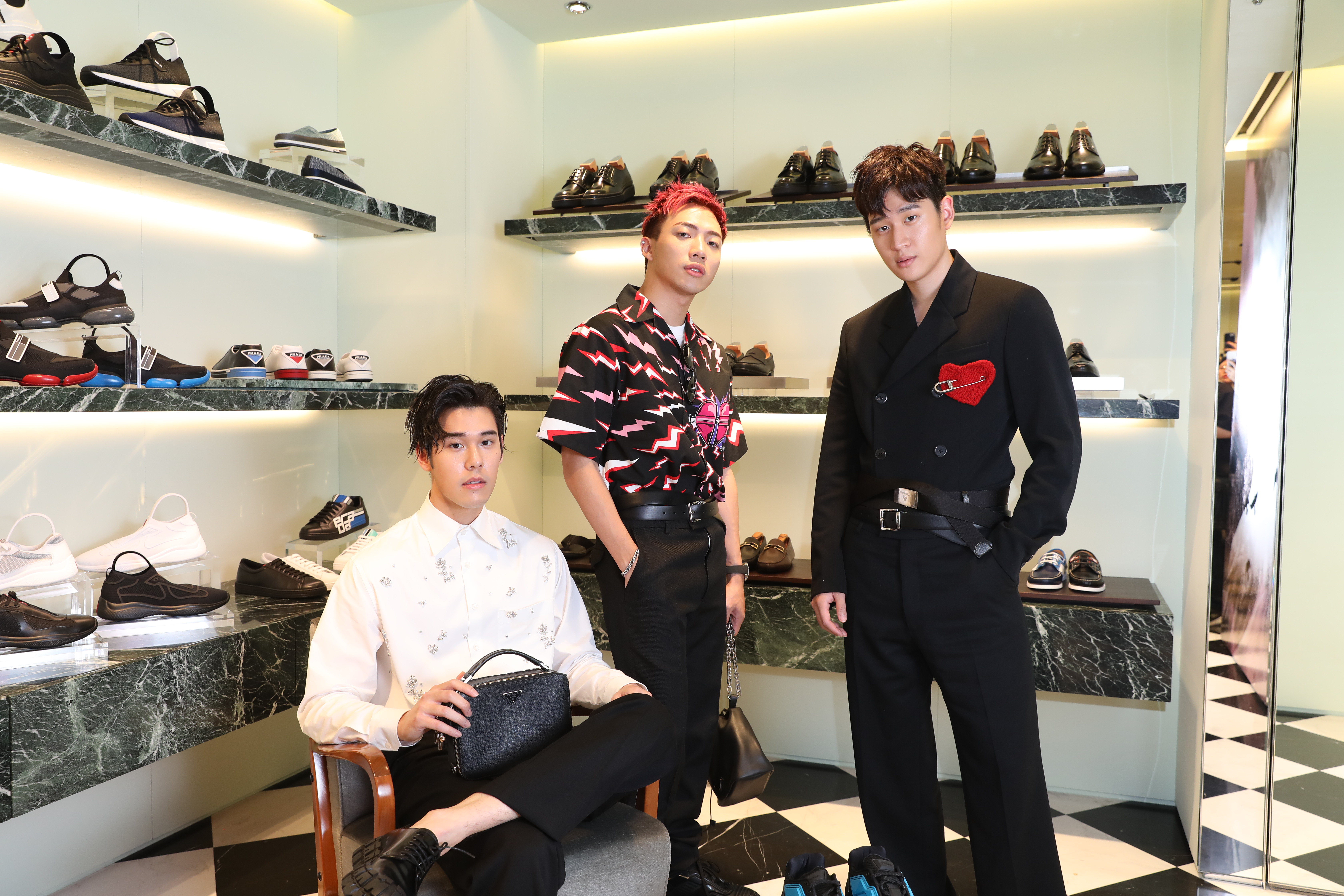 金曲獎提名6項的ØZI（中）特地在典禮前，與周予天、周興哲兄弟，一同南下高雄參加PRADA的soft opening試營運。