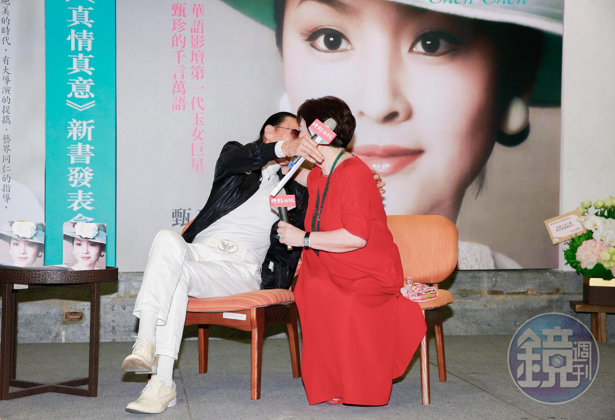 謝賢去年與前妻甄珍解開心結，今特地為她的自傳專程來台，更當眾獻吻。