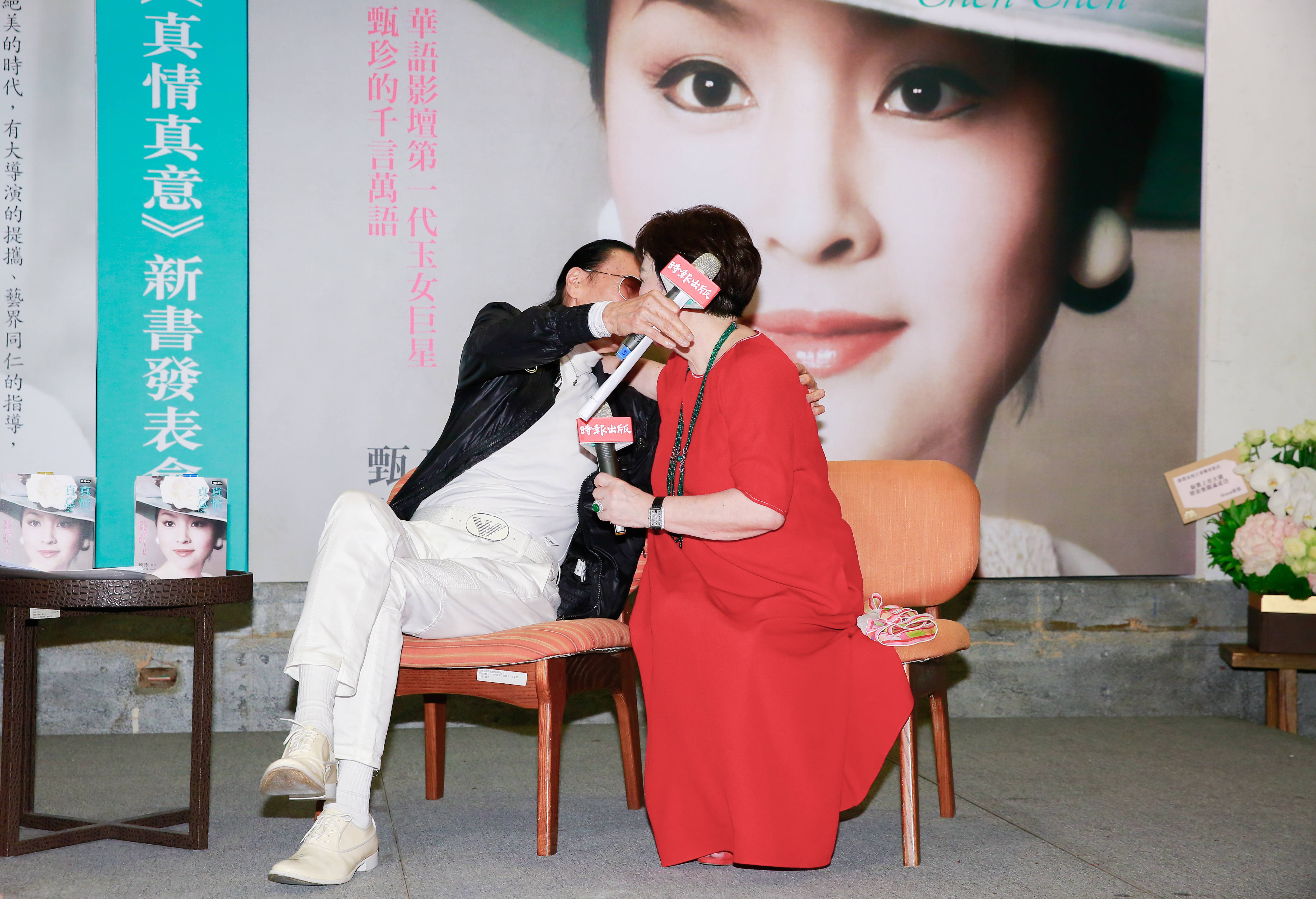 謝賢去年與前妻甄珍解開心結，今特地為她的自傳專程來台，更當眾獻吻。