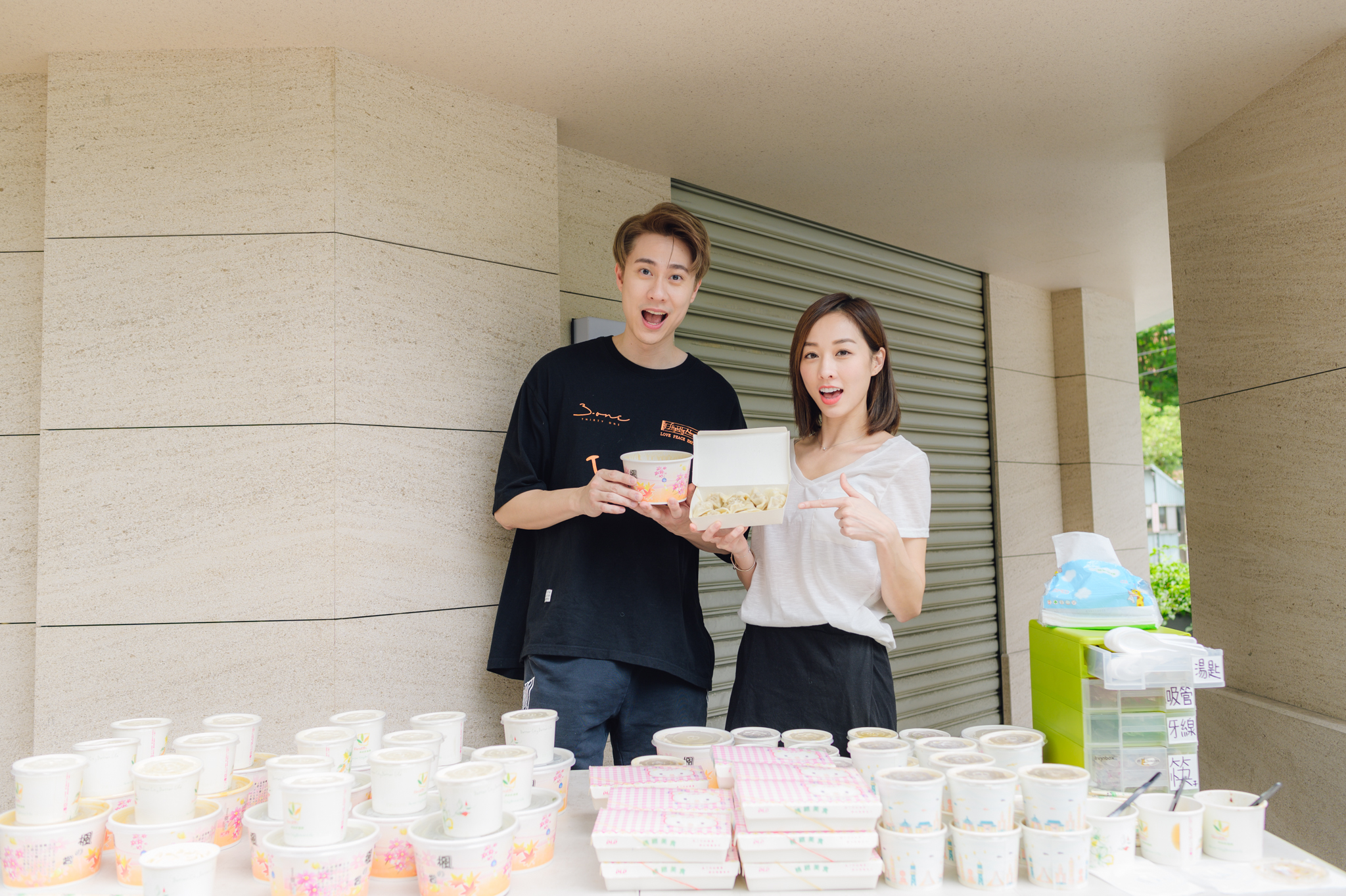 夏語心爽吃男神的牛肉麵。（東森提供）