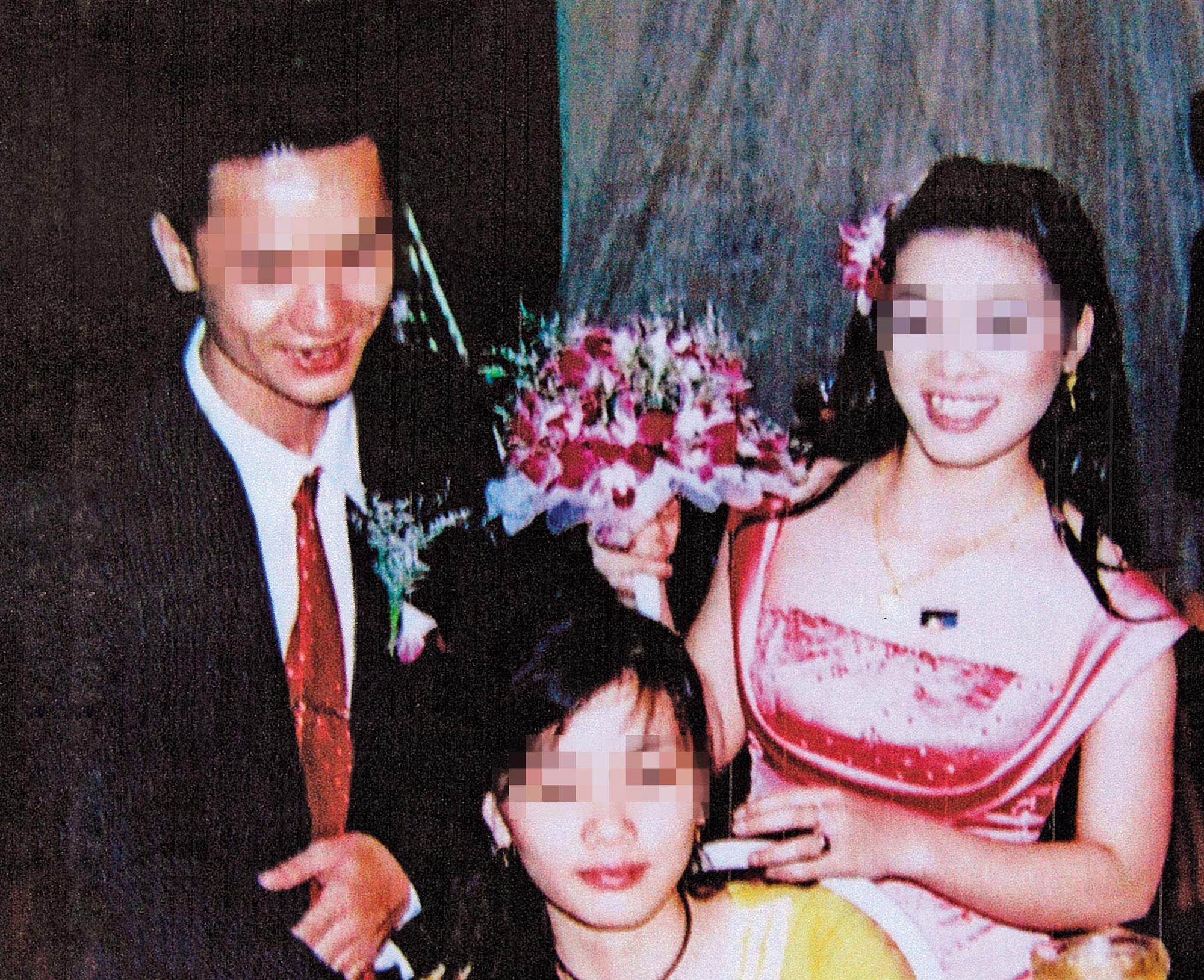 凶手馮名懷(後左)與妻子黎氏妙裝(後右)在越南結婚,後來一起來台工作賺錢。(警方提供)