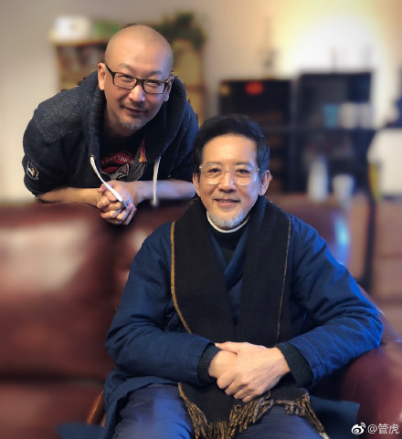 管虎曾在自己的微博上寫上「1937年，全線潰退情況下、下令留守上海四行倉庫的中國國民革命軍第88師師長孫元良之子——秦漢先生」，並PO出與秦漢的合照，卻引發軒然大波。（翻攝管虎微博）