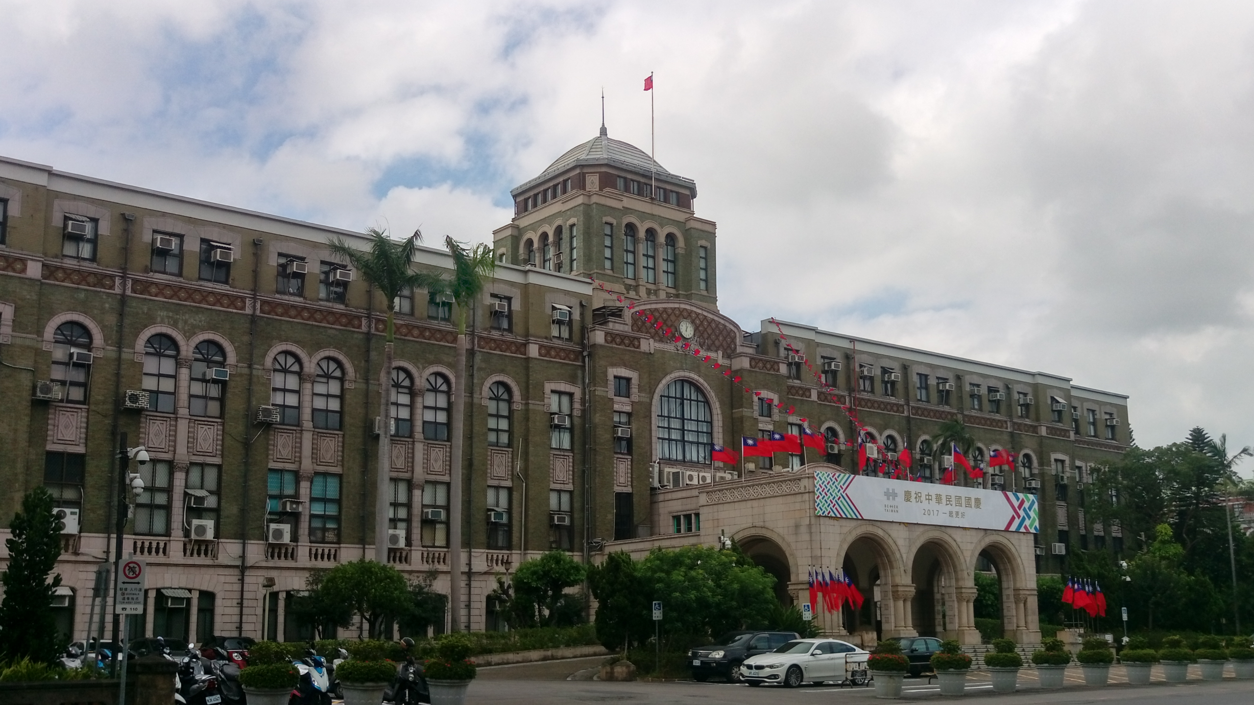 司法院為推動《法官法》修正，案件當事人或被害人若遇法官與檢察官若有辦案怠惰等不良行為，即可聲請對法官及檢察官評鑑。