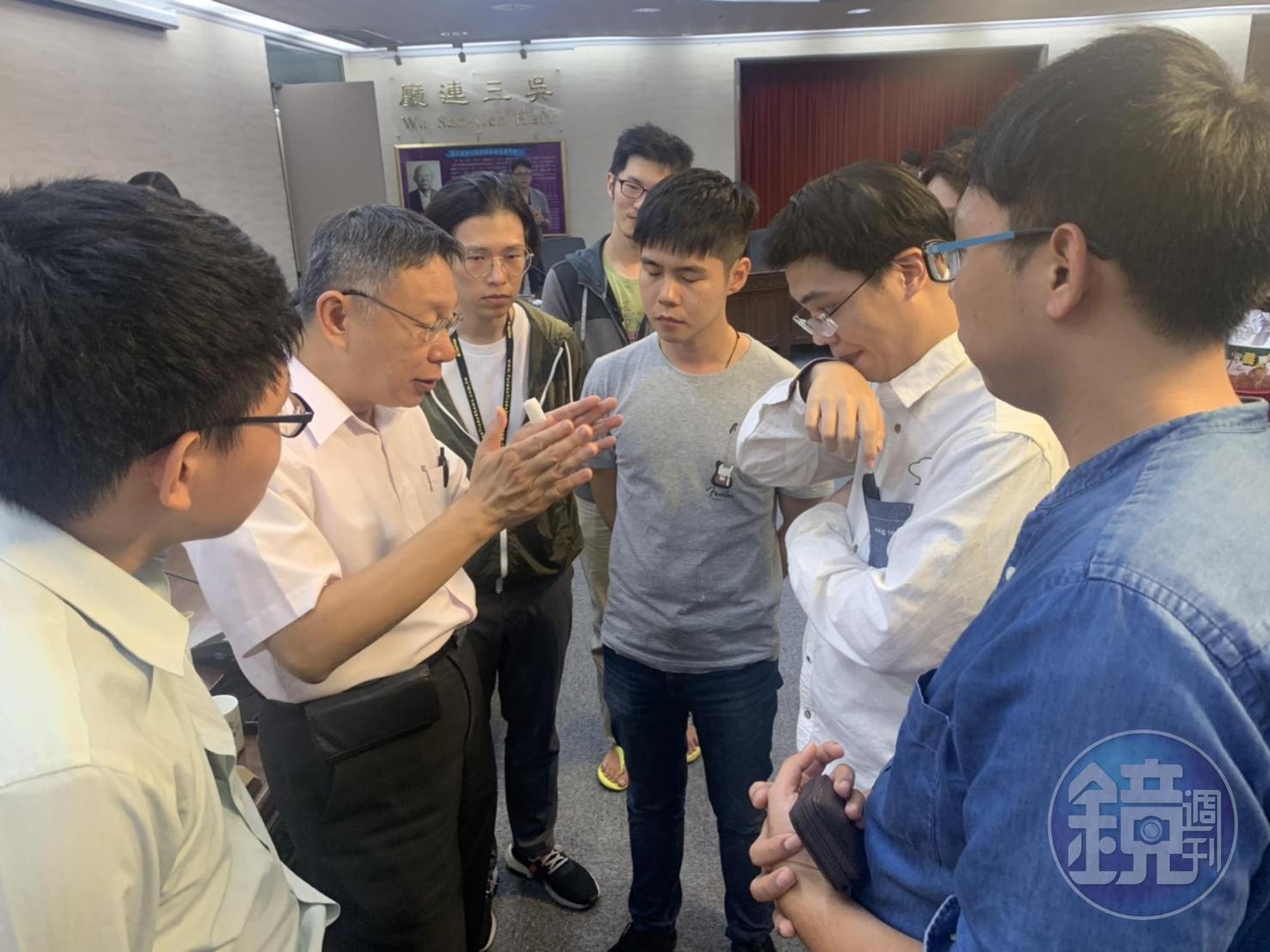 台北市長柯文哲今晚悄悄舉辦不公開的PARTY,邀海選遺珠聚會。(讀者提供)