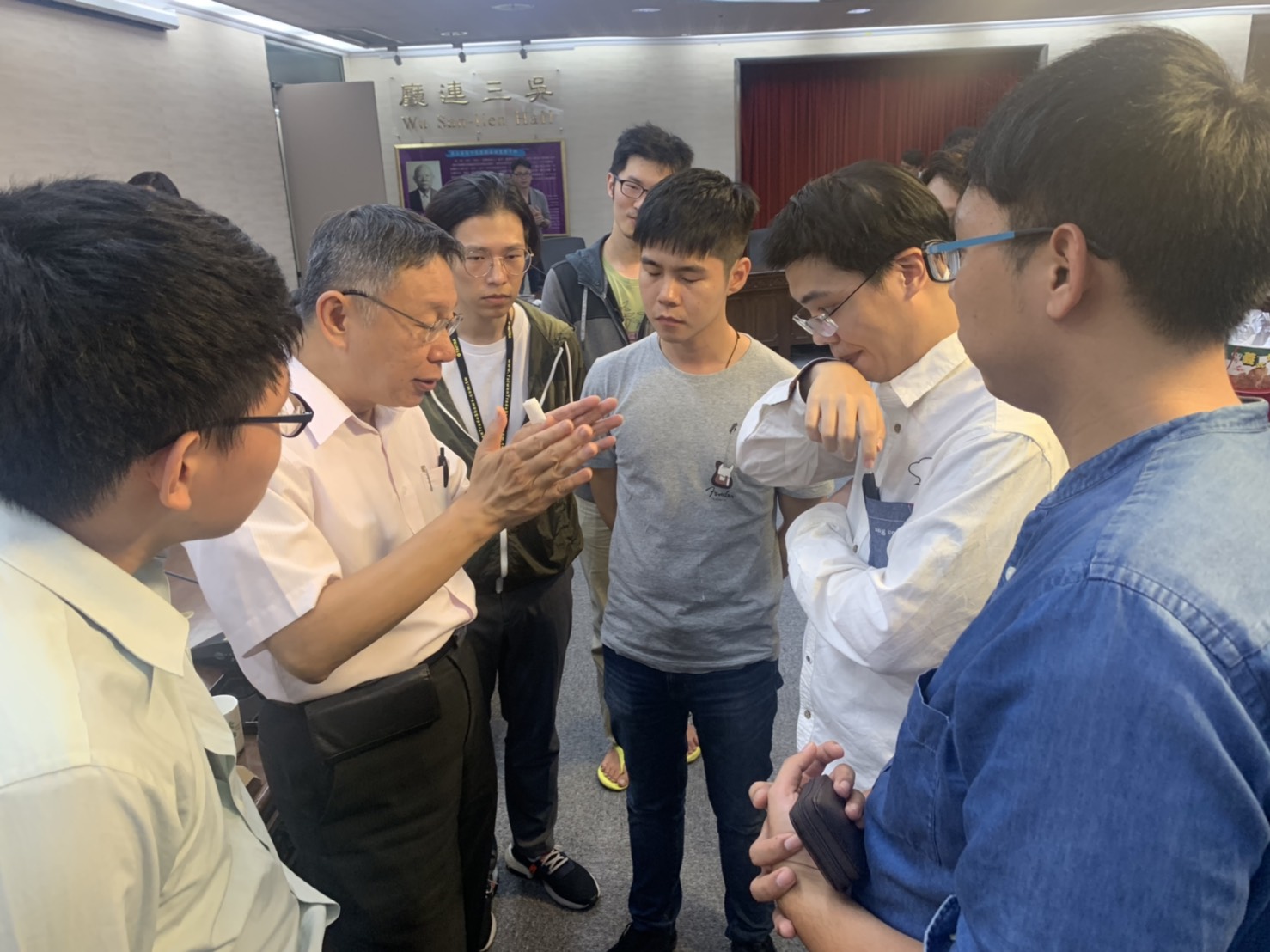 台北市長柯文哲今晚悄悄舉辦不公開的PARTY，邀海選遺珠聚會。（讀者提供）