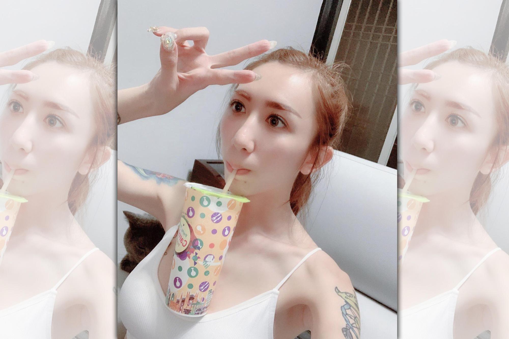 變性網紅「罔腰」近來二次進場維修,罩杯大升級 ,挑戰「放手喝珍奶」。(翻攝自罔腰尬鳳梨IG)