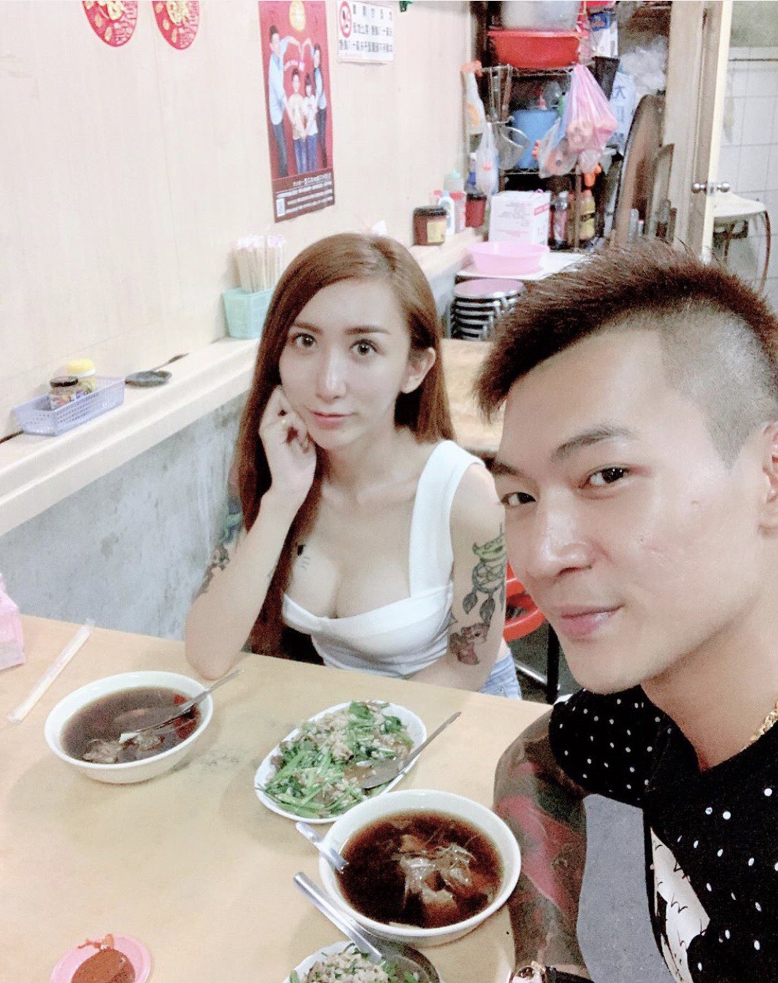 罔腰尬鳳梨吸引不少粉絲關注2人的「愛無界限」。（翻攝自罔腰尬鳳梨IG）