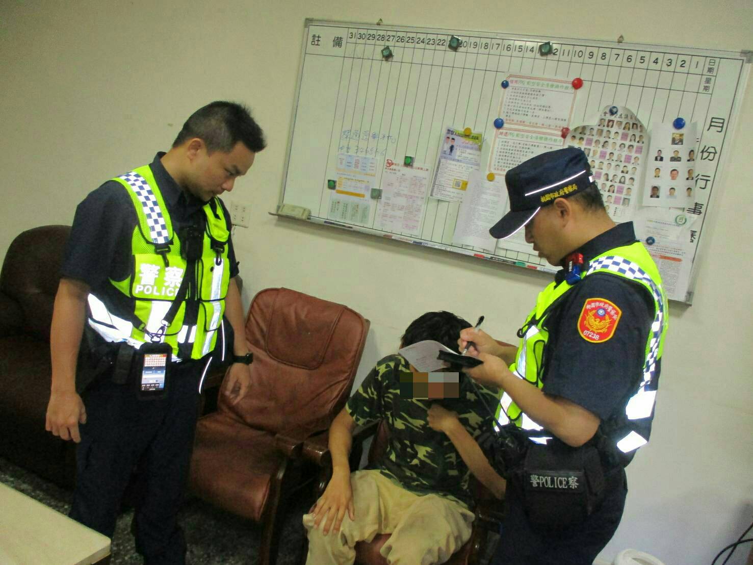 王父趕往派出所接兒子，並感謝警方協助。（翻攝畫面）