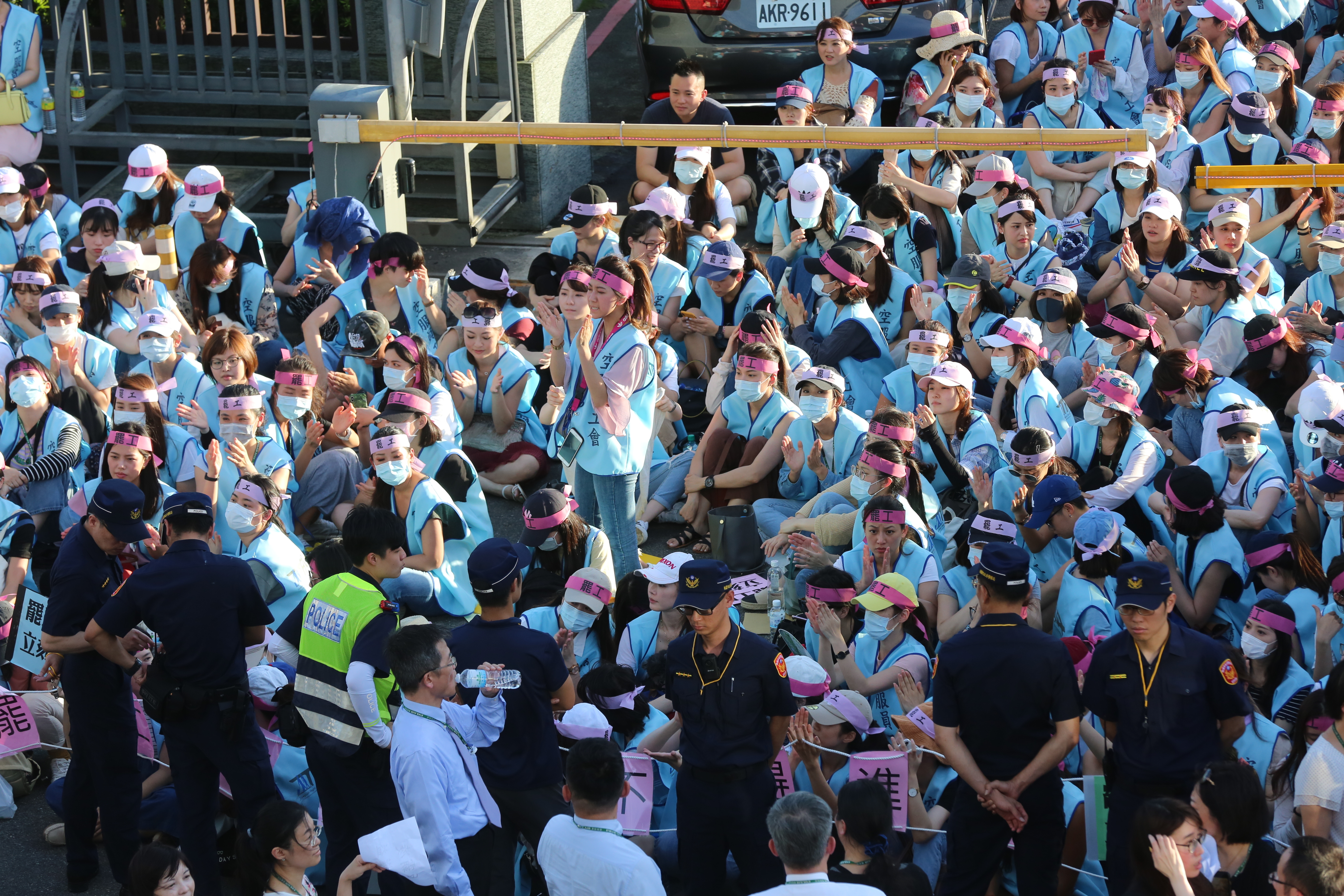 暑假前夕長榮空服員罷工，今天邁入第10天。