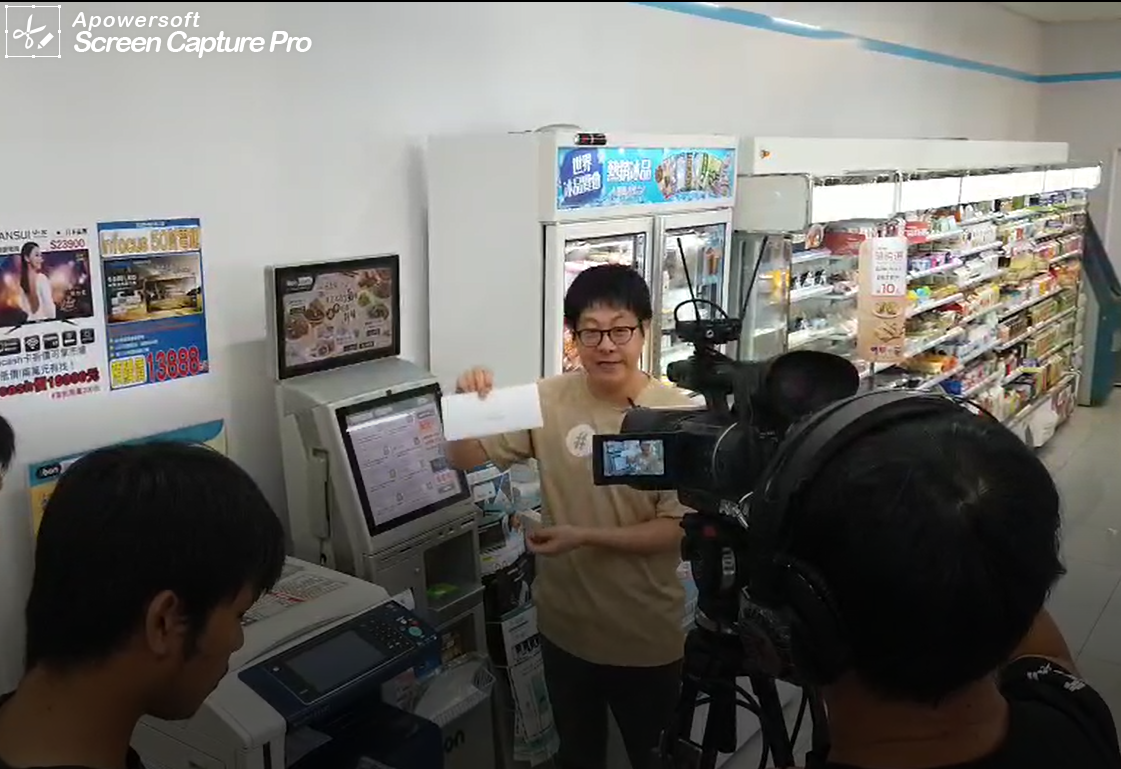 前高雄市文化局長尹立在超商教授如何列印罷韓連署書。（翻攝畫面）