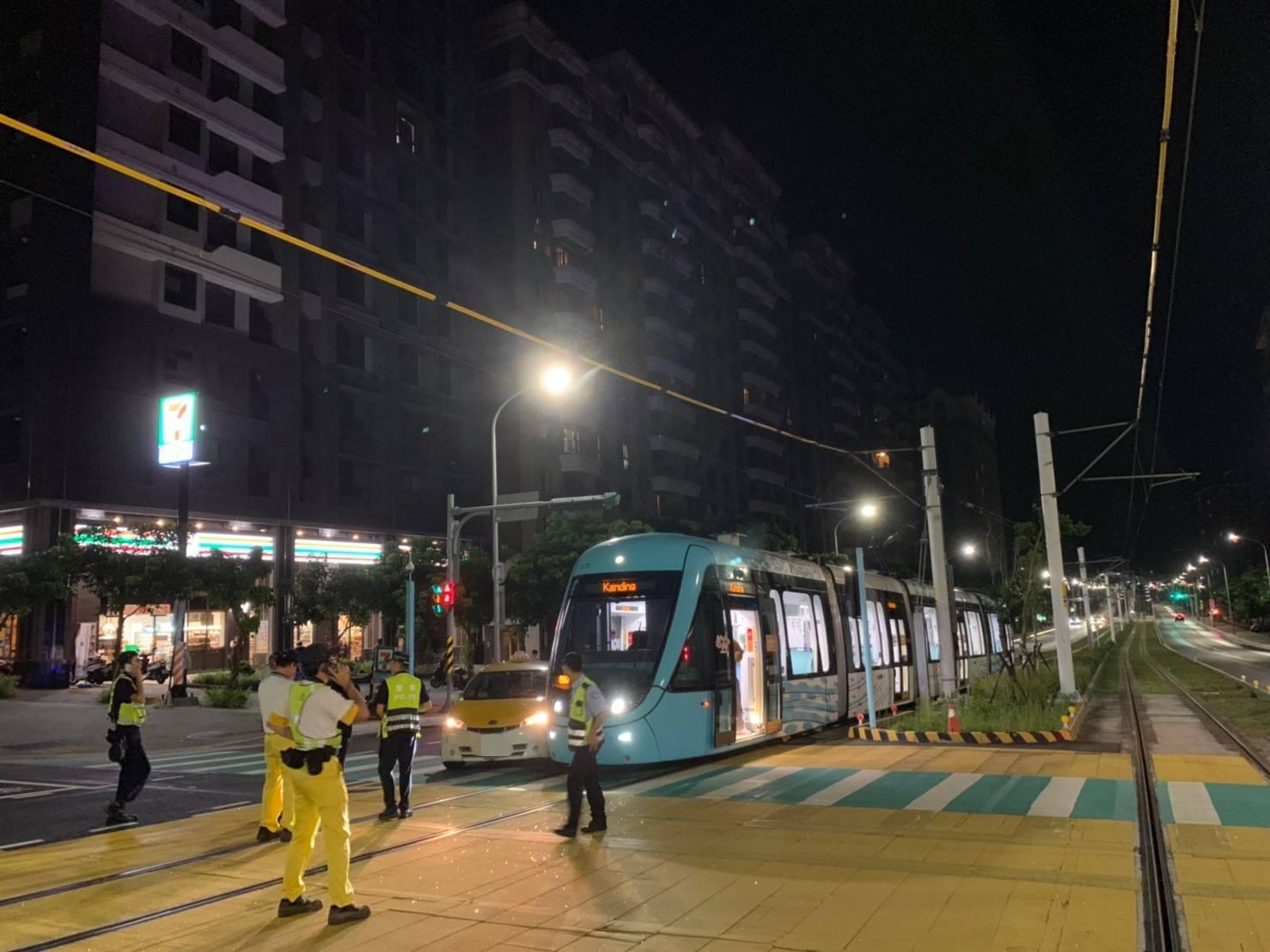 淡水輕軌通車半年後，在29日凌晨發生第一撞。（翻攝畫面）