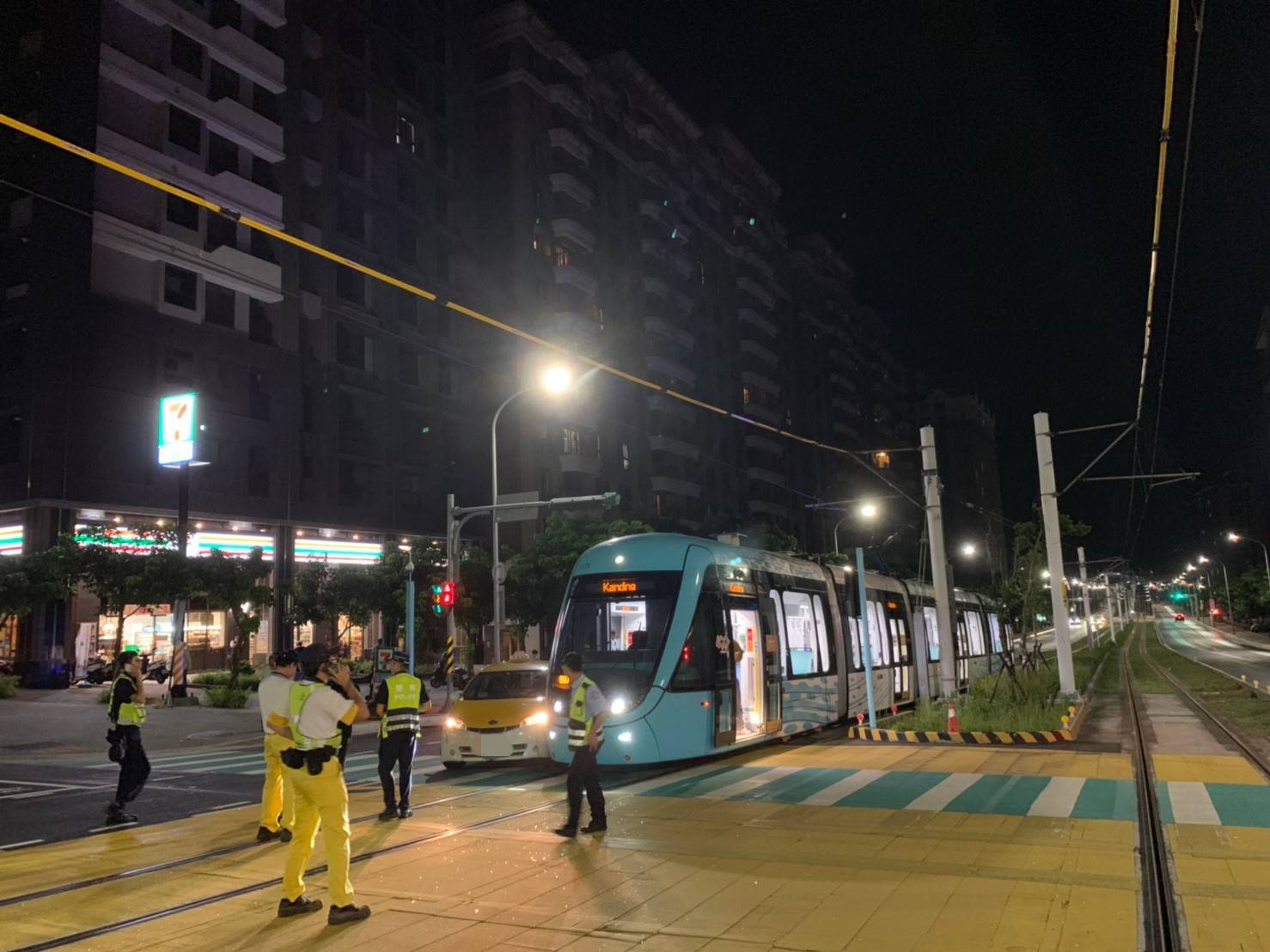 淡水輕軌通車半年後，在29日凌晨發生第一撞。（翻攝畫面）