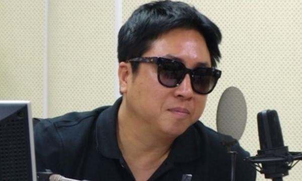 韓星李東宇因「視網膜色素病變」導致雙眼失明。(網路圖片)