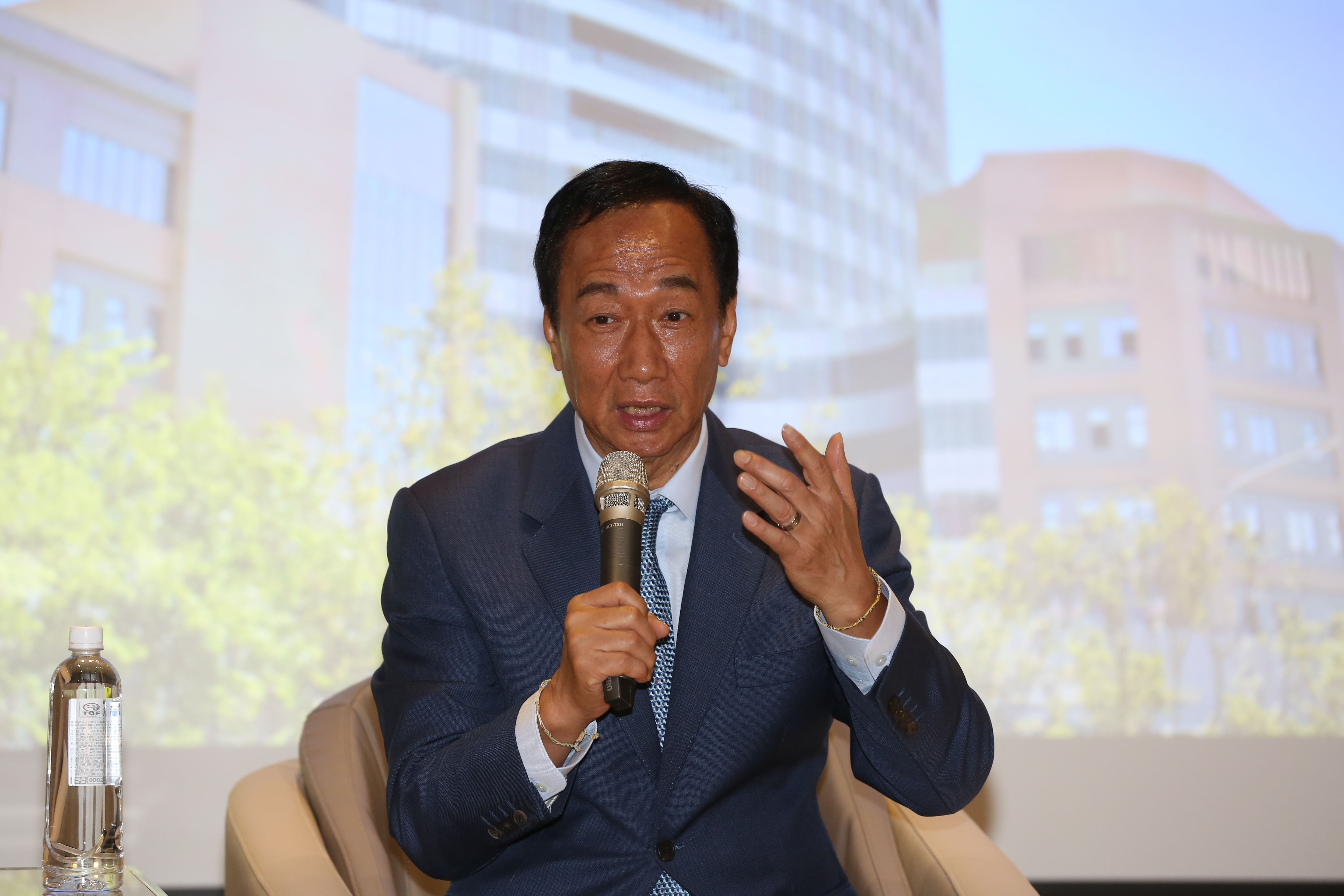 國民黨總統初選第2場國政願景電視發表會，郭台銘大開選舉支票。