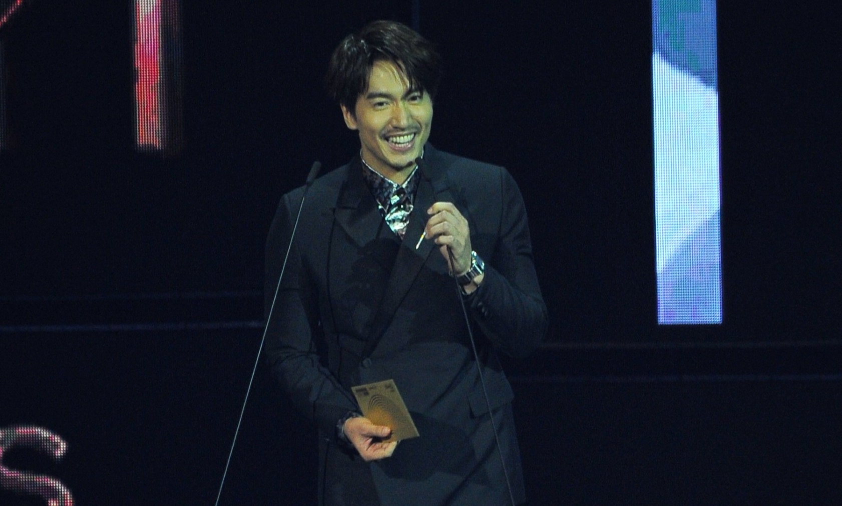 言承旭以鬍渣頹廢風亮相，不知是否許久未公開現身，顯得有點緊張，致詞時不斷鎖喉咳嗽。（台視提供）