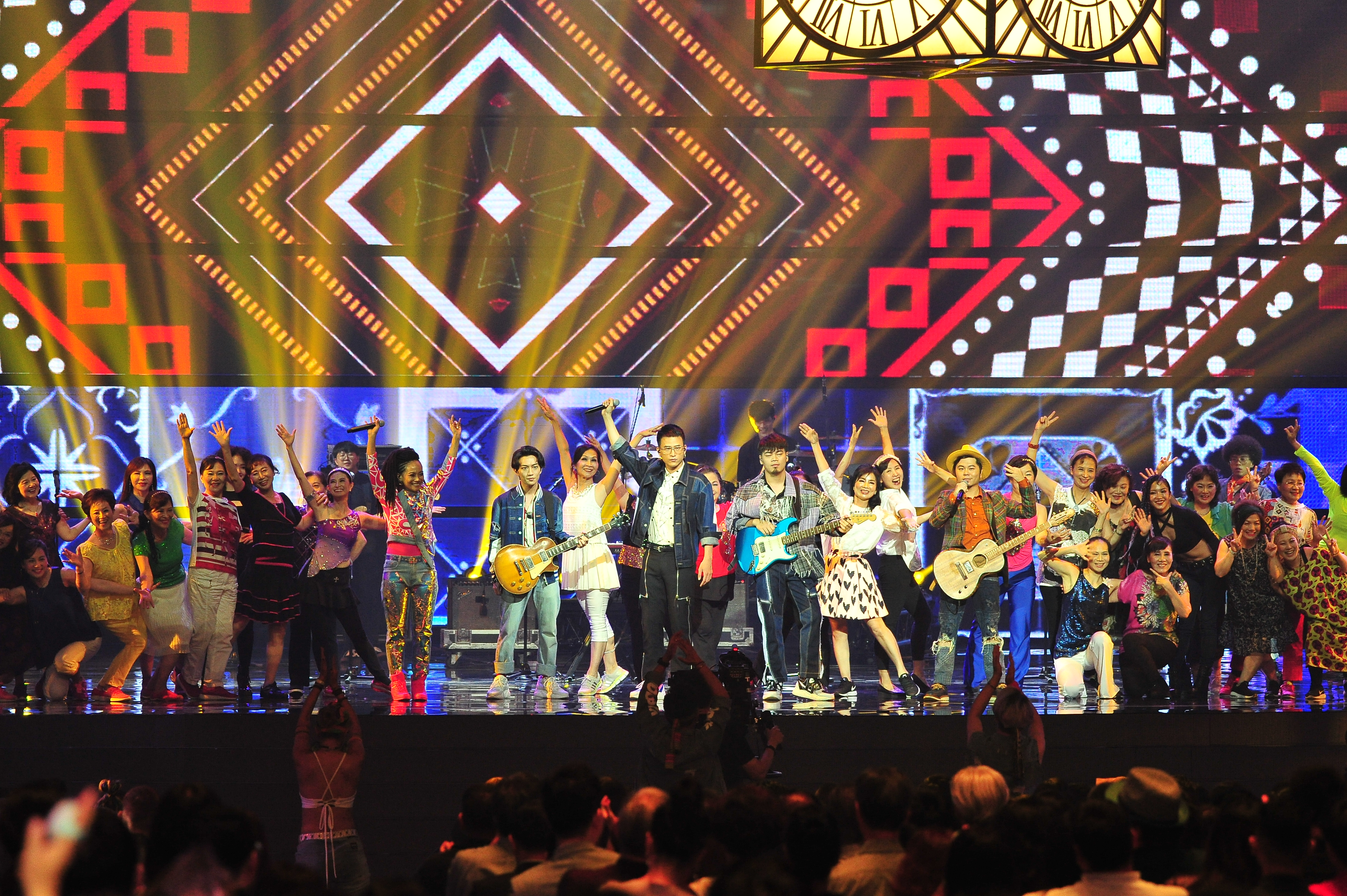 黃子軒與山平快、茄子蛋、阿爆帶來多首組曲，結合多元曲風讓網友大讚。（台視提供）