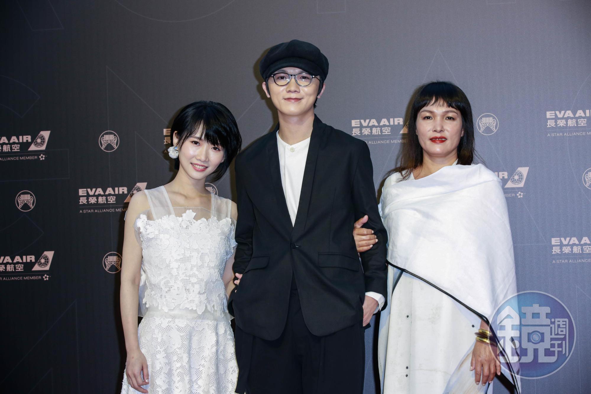 謝震廷帶媽媽與女友走金曲紅毯,開心獻吻。