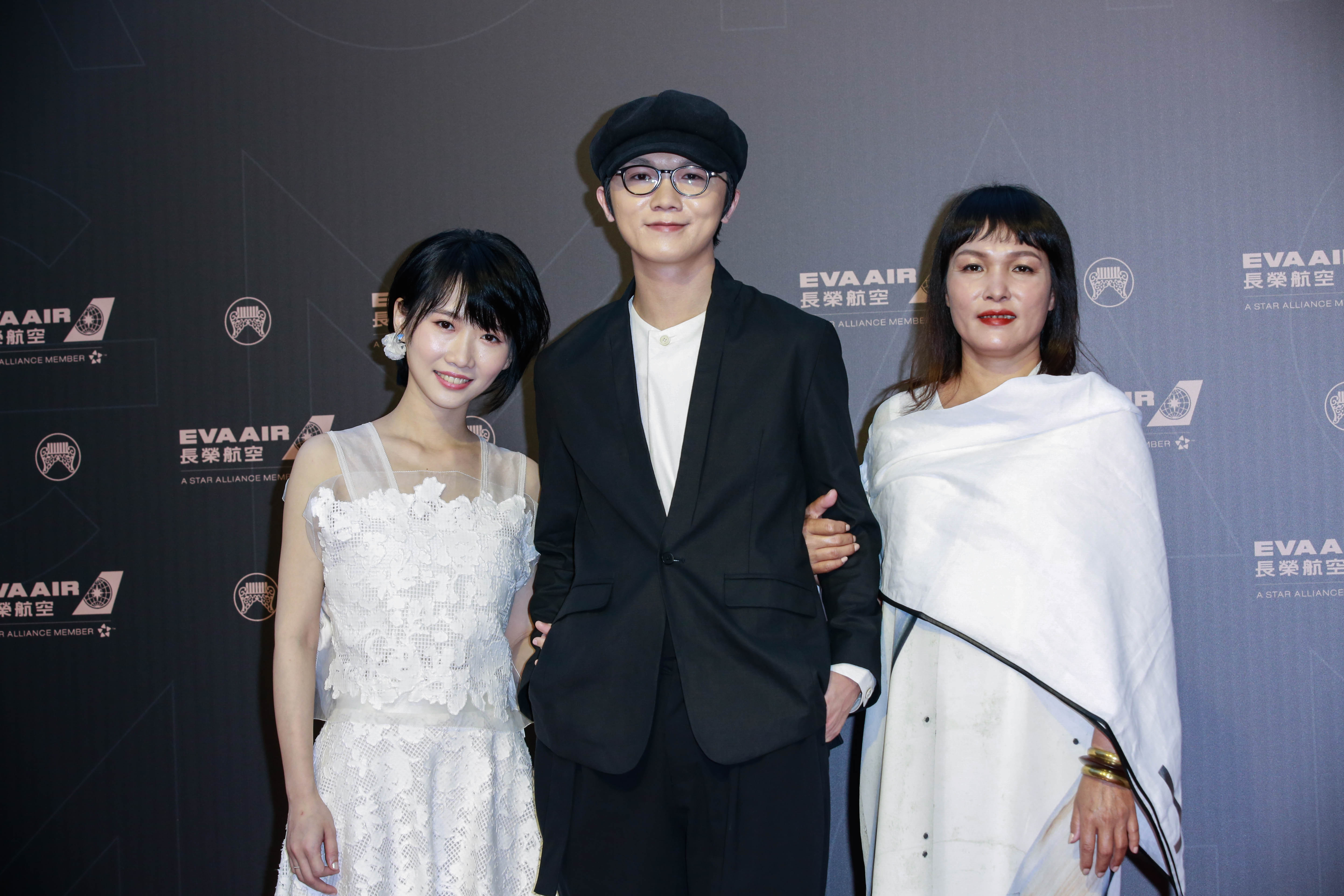 謝震廷帶媽媽與女友走金曲紅毯，開心獻吻。