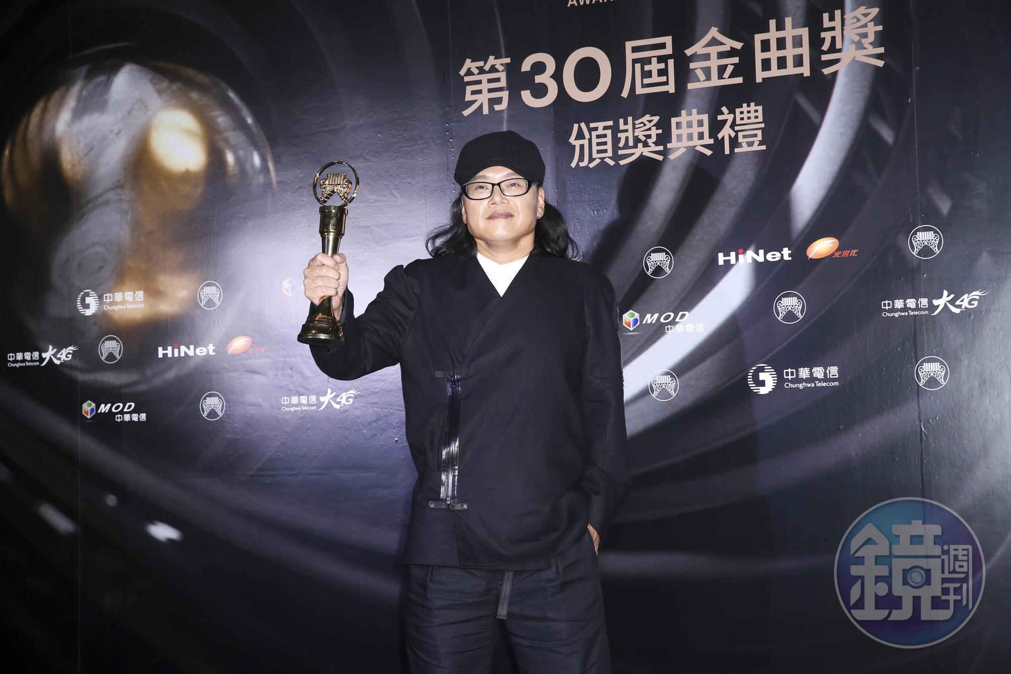 流氓阿德以專輯《溫一壺青春下酒》登金曲30歌王寶座。