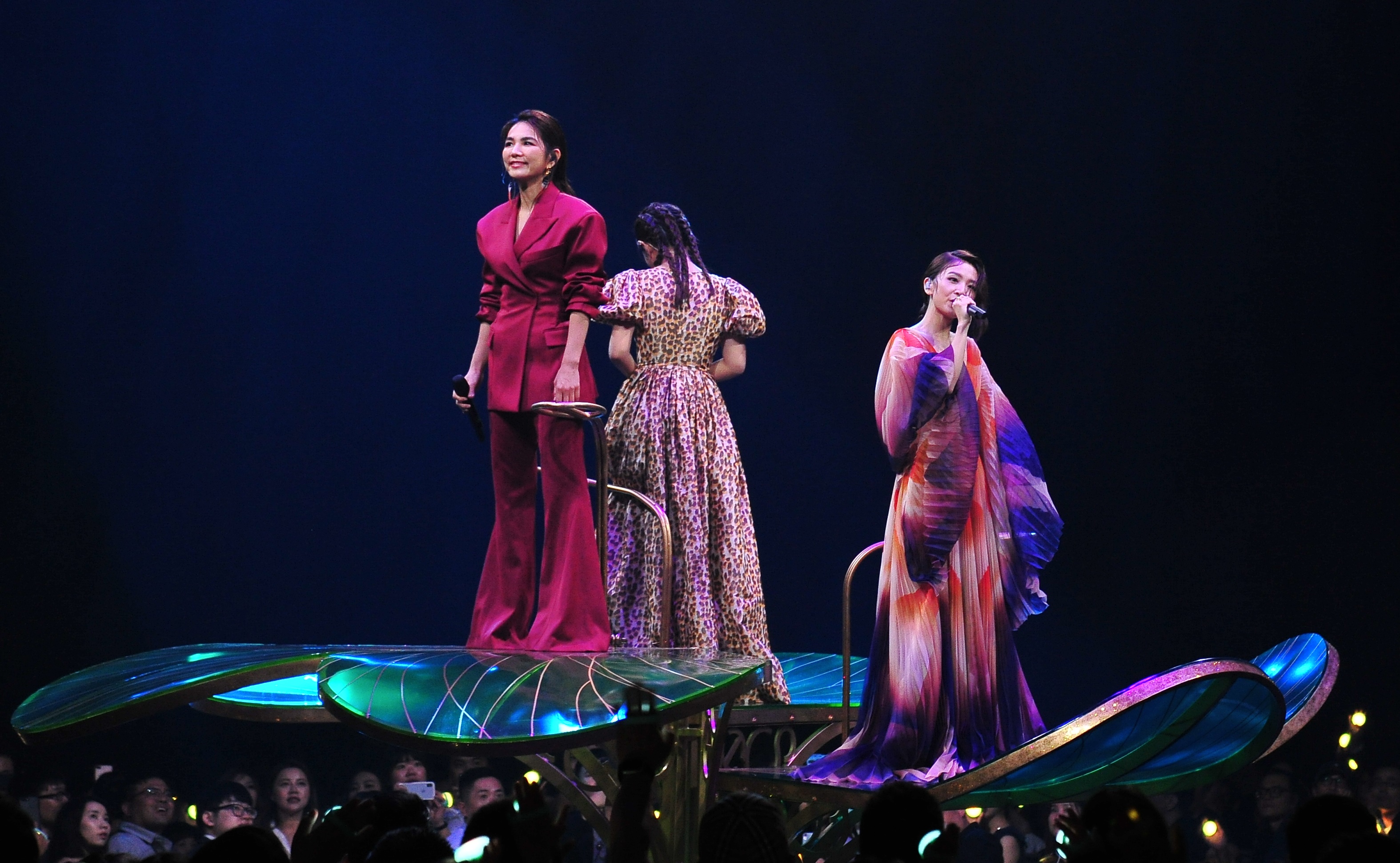 S.H.E今晚在小巨蛋合體，3人站上「三葉草」舞台，帶來經典歌曲。（台視提供）