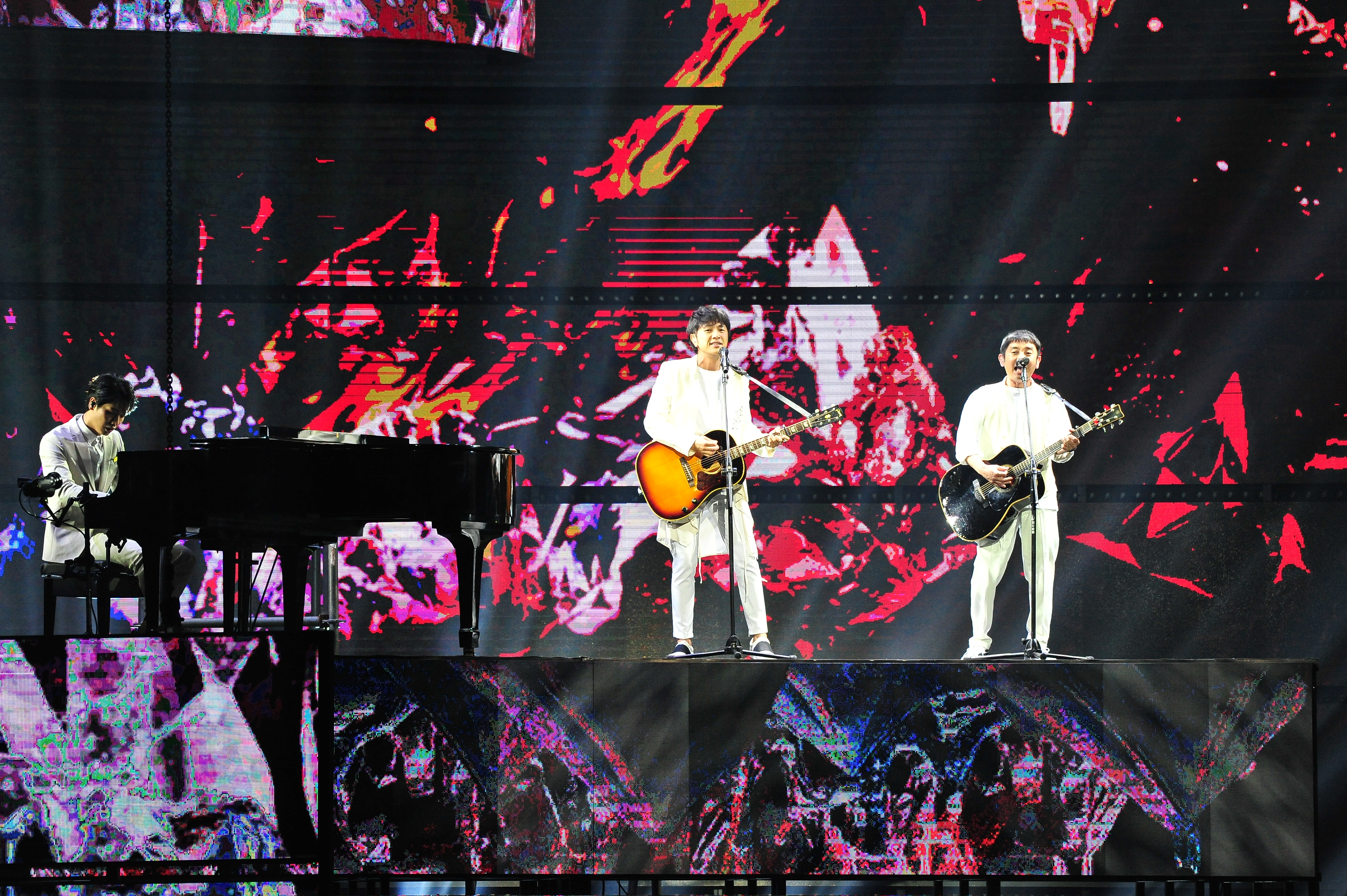 日本國民天團YUZU柚子與蔡旻佑在金曲獎表演〈光榮之〉。（台視提供）