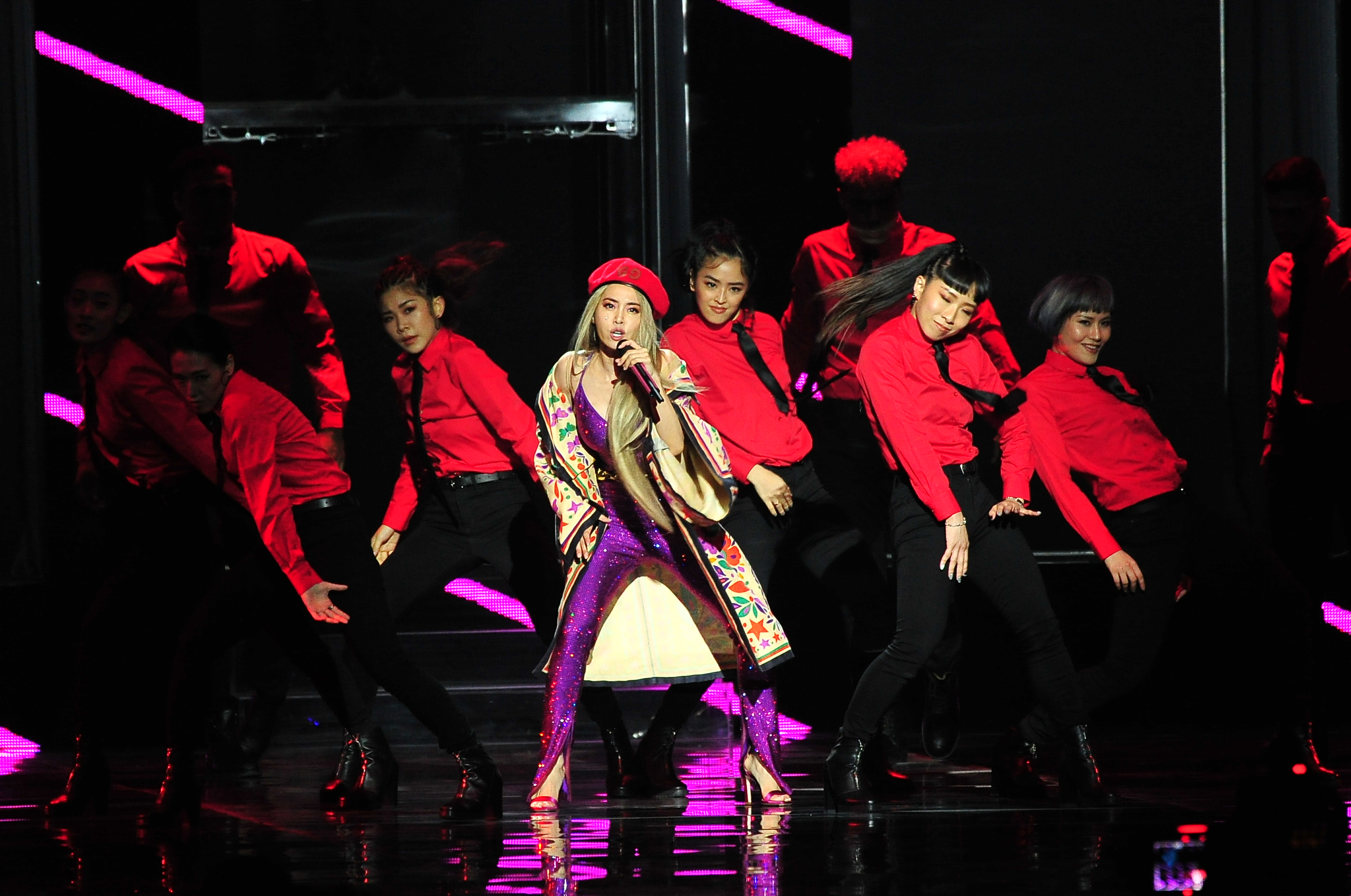 蔡依林身穿一襲紫色亮片連身褲，在金曲獎頒獎典禮表演中壓軸演出。（台視提供）