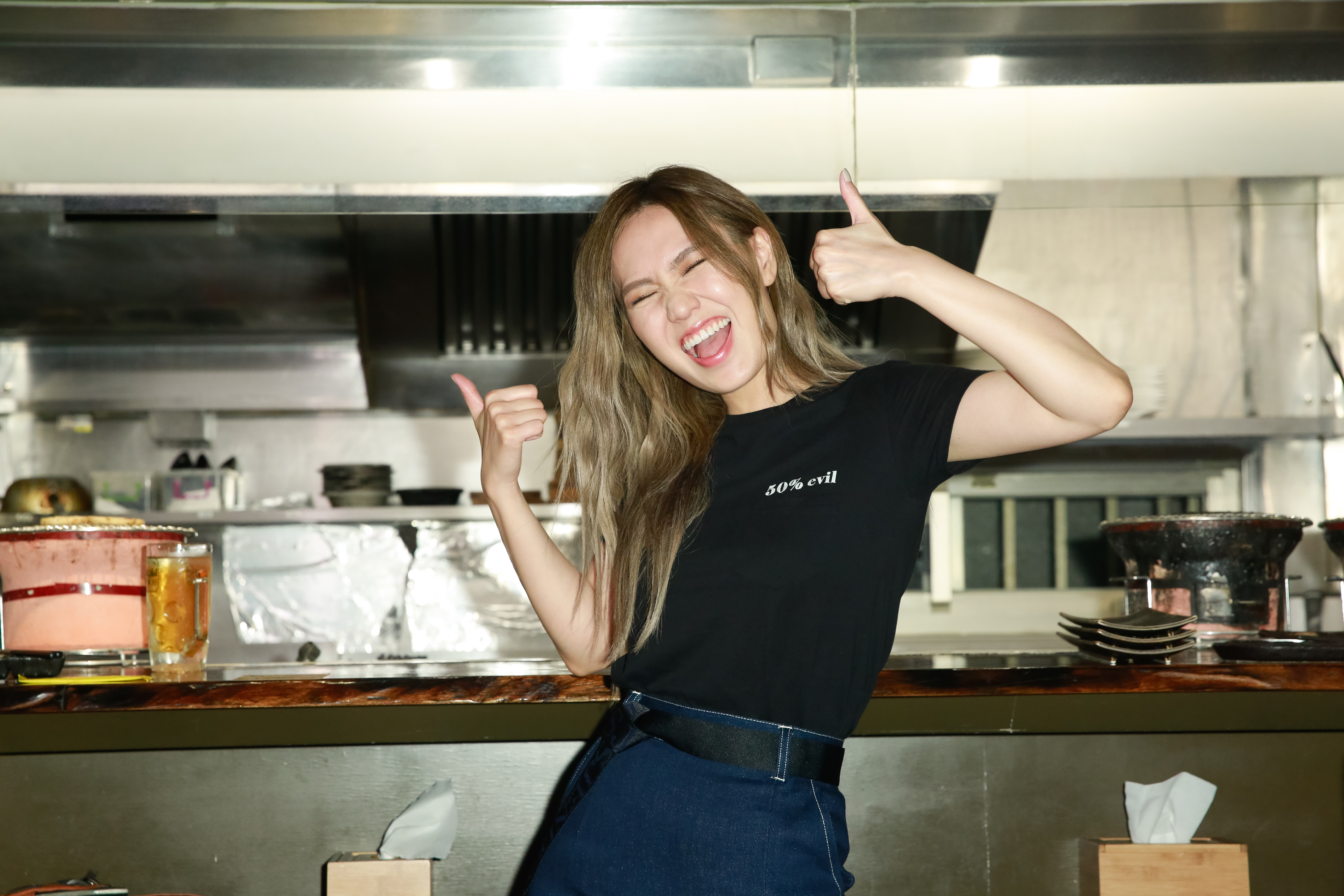 孫盛希脫下爆乳裝到慶功宴現場,臉上藏不住喜悅。