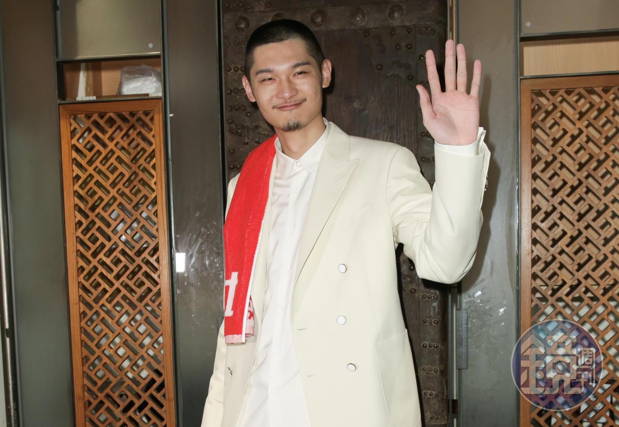 新科歌王Leo王今年25歲，為追求音樂理想從台大休學。