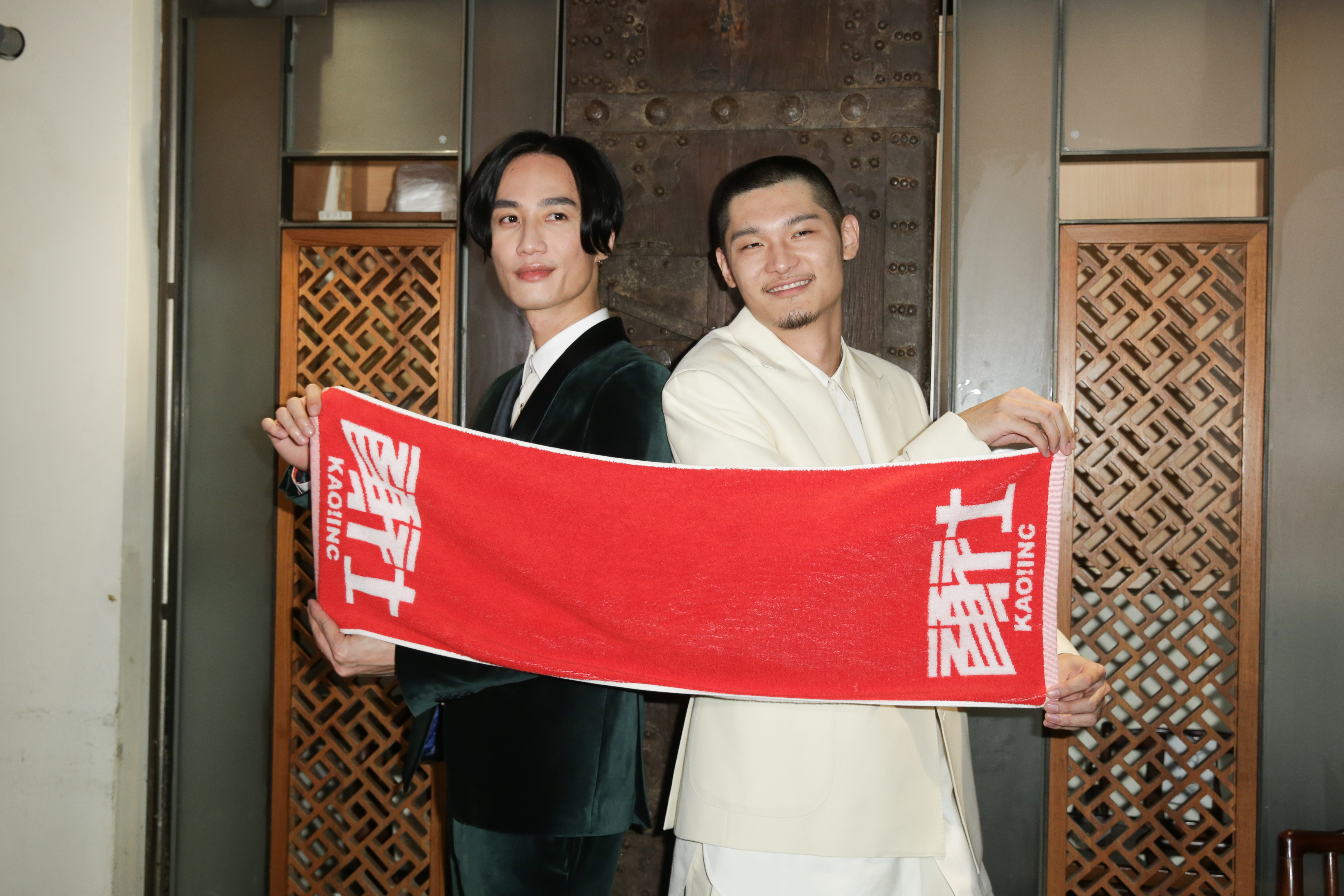 專輯製作人李英宏特地到Leo王的金曲慶功宴獻上祝賀之意。