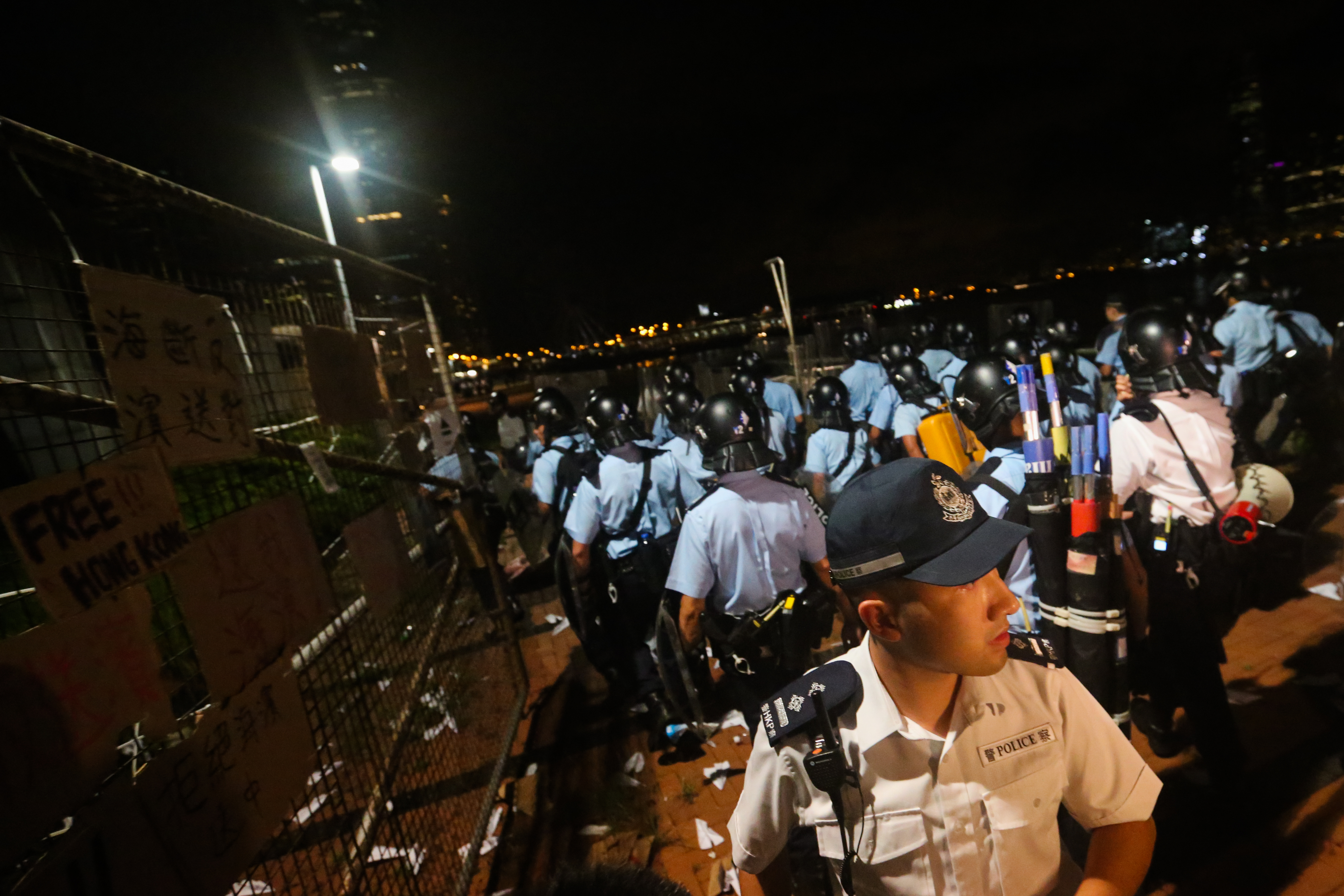 深夜時刻香港警察從碼頭側門進出輪班。