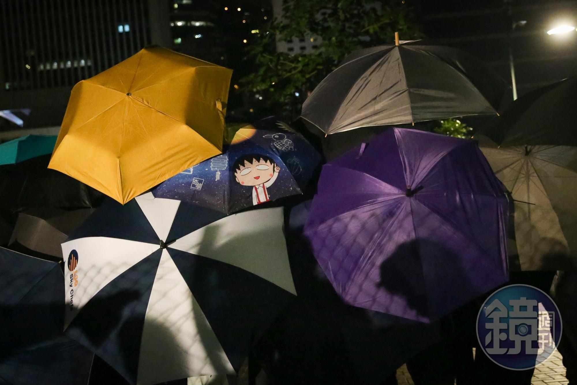 現場抗議民眾撐起傘避免被記錄下來。