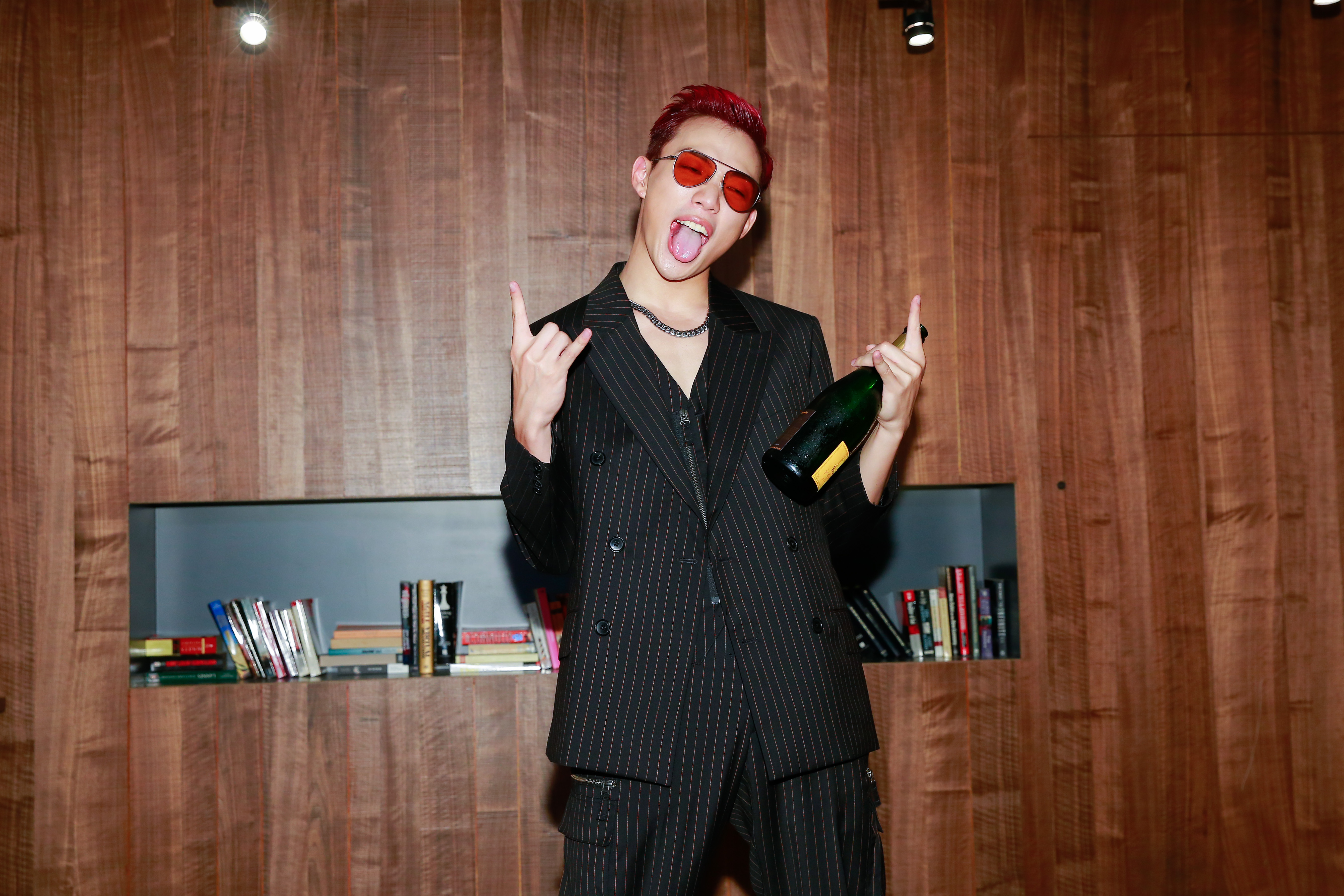 ØZI本名陳奕凡,是資深唱將葉璦菱和攝影師陳文彬獨子。