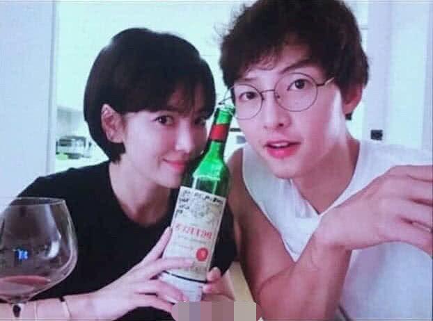 網路出現雙宋夫婦兩人自拍照，據說是從宋仲基爸爸手機流出。（網路圖片）