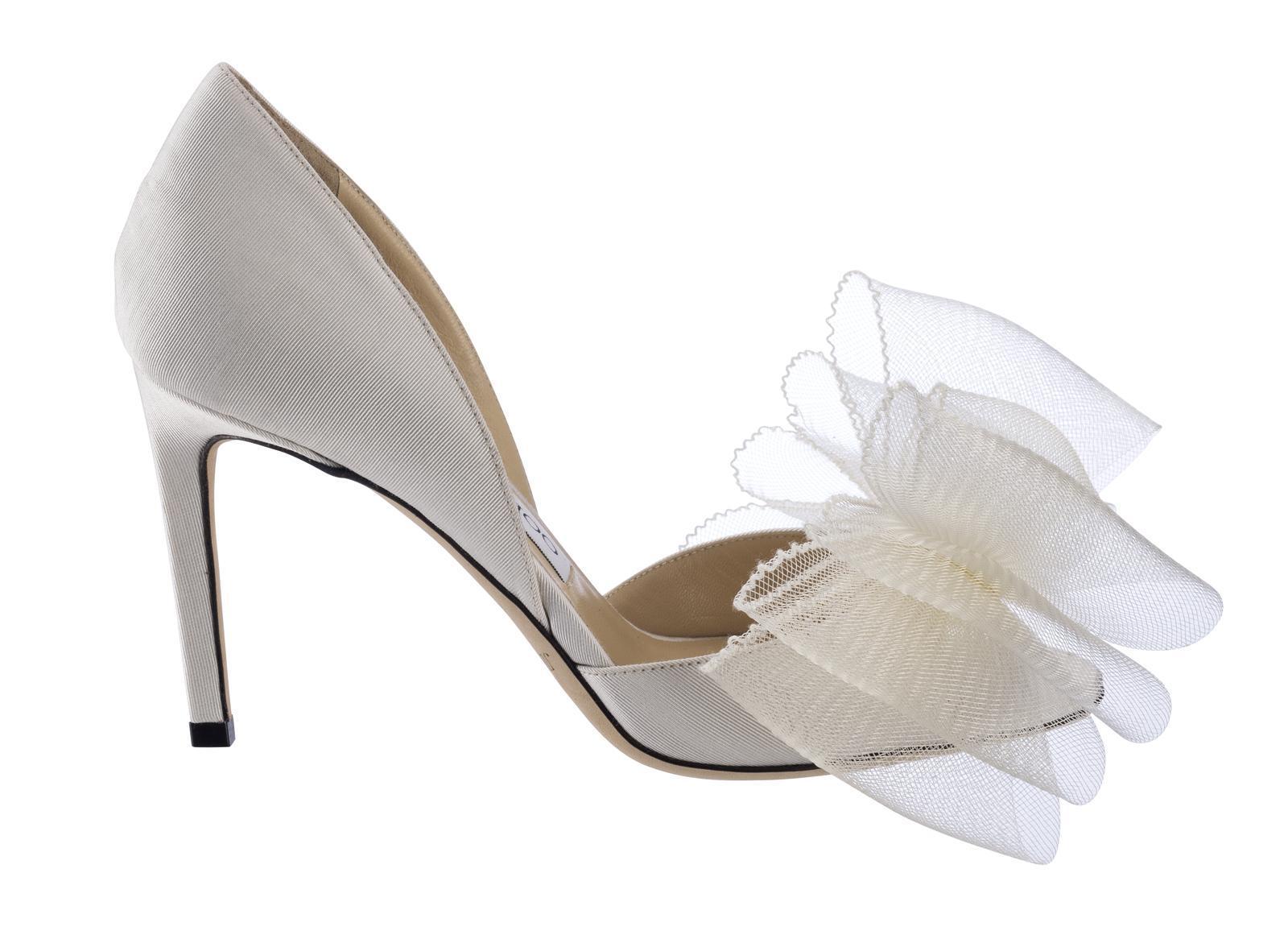 李千那的JIMMY CHOO ADESU立體蝴蝶結鞋款，是品牌早秋最新作品。（JIMMY CHOO提供）