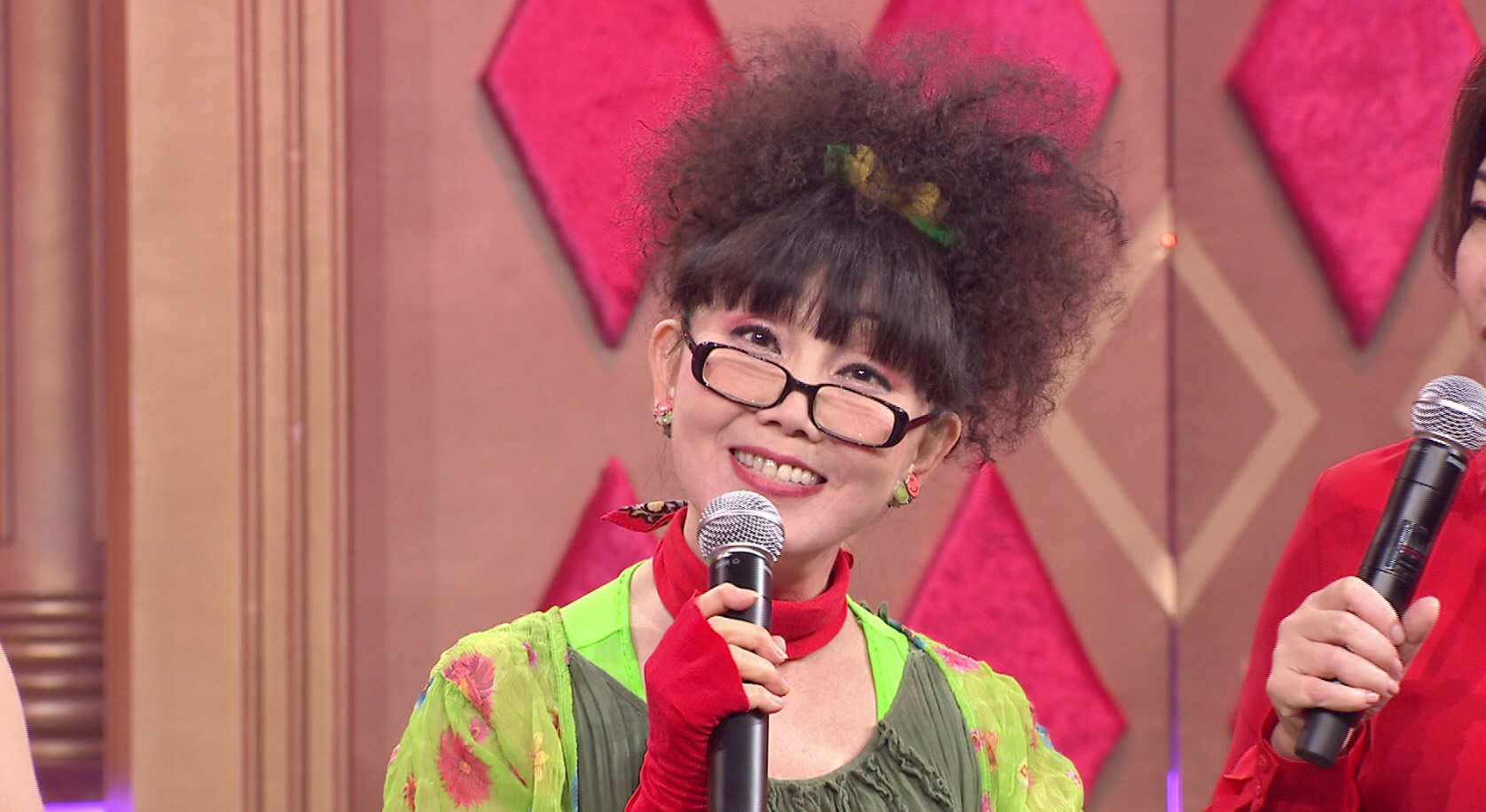 蔡閨以娃娃音及百變造型走紅秀場。（年代提供）